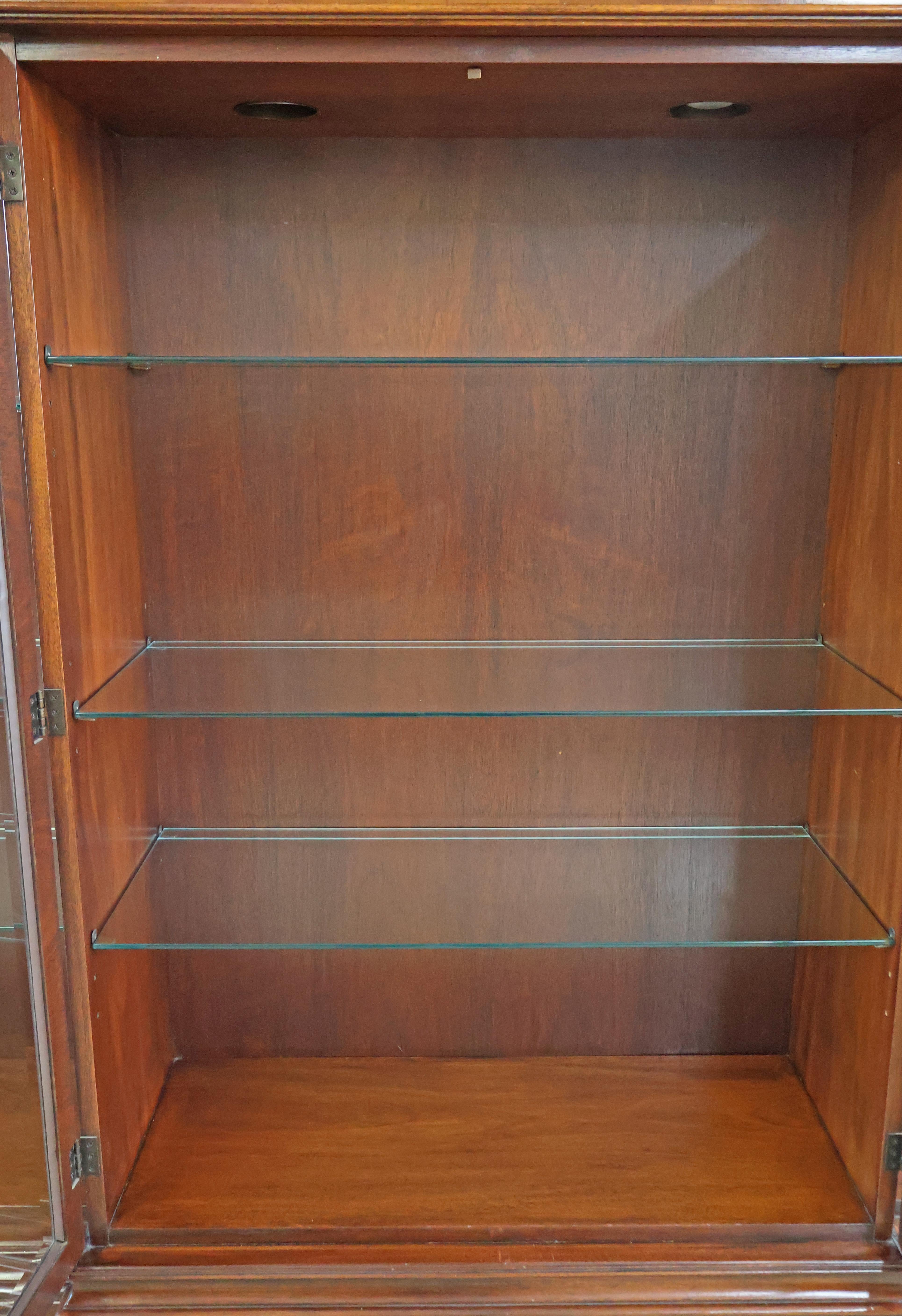Fin du 20e siècle Hekman Federal Style Mahogany Bookcase Cabinet Breakfront en vente