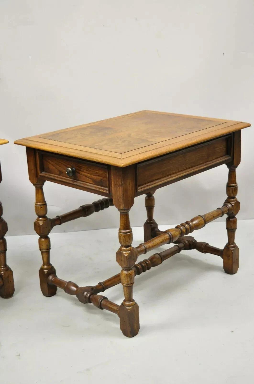 Tavolini da tavolo con lampada Hekman French Country English Jacobean Oak Burlwood - una coppia in vendita 5
