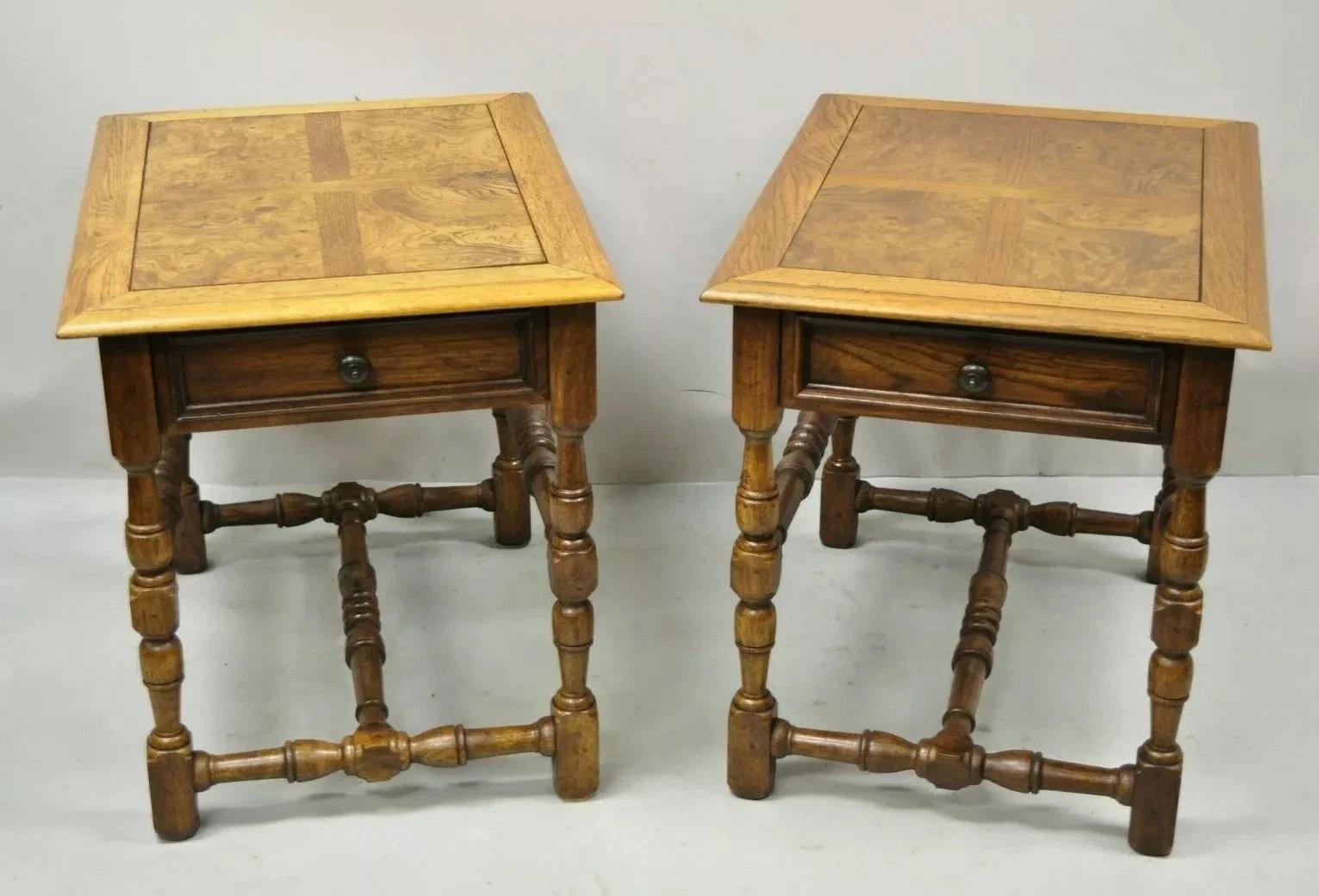 Tavolini da tavolo con lampada di Hekman in stile francese, inglese e giacobiano, vintage, Oak e Burlwood - una coppia. L'articolo è caratterizzato da gambe e barelle intagliate, belle venature del legno, timbro originale, 1 cassetto a coda di