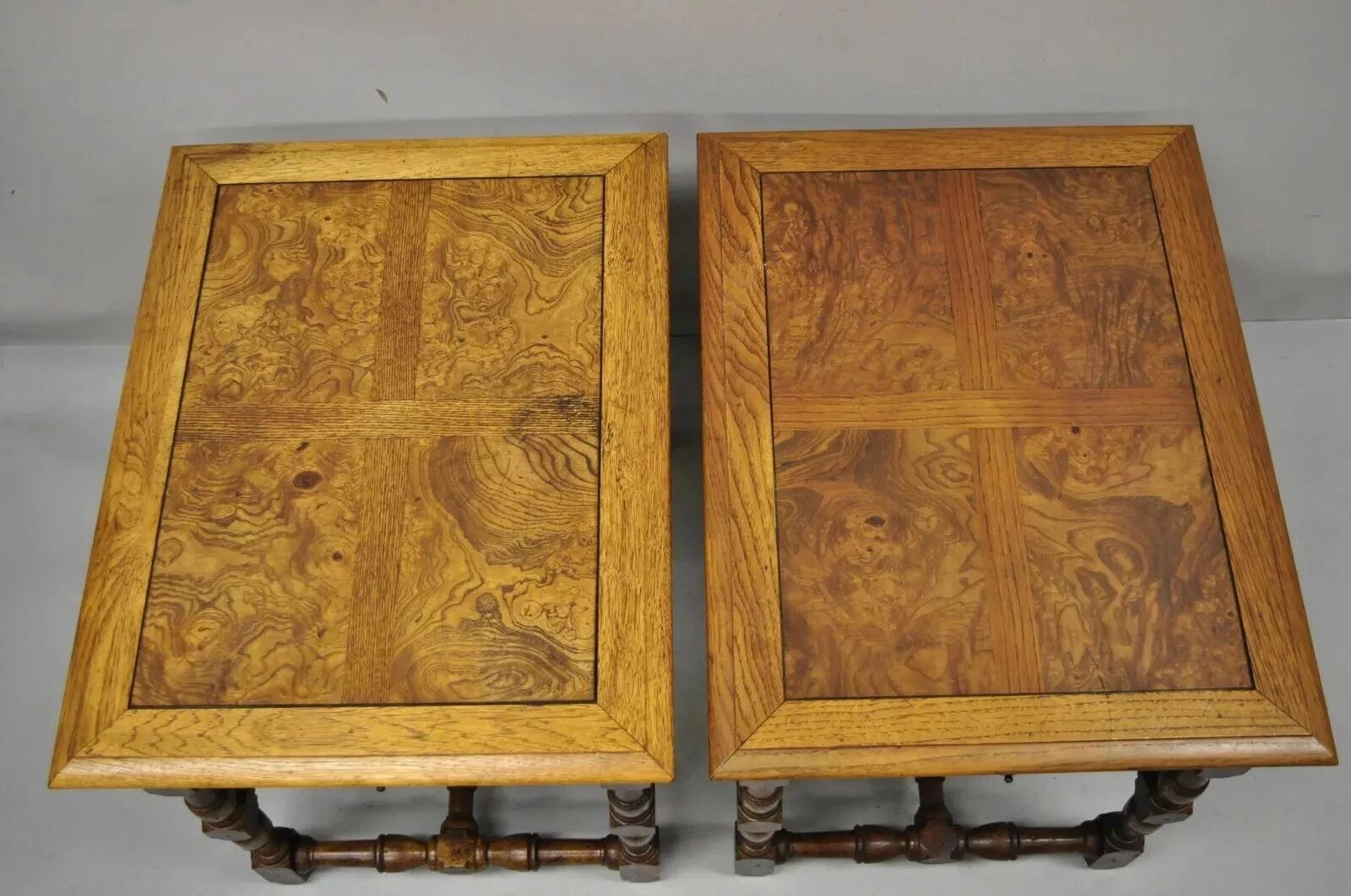 Giacobiano Tavolini da tavolo con lampada Hekman French Country English Jacobean Oak Burlwood - una coppia in vendita