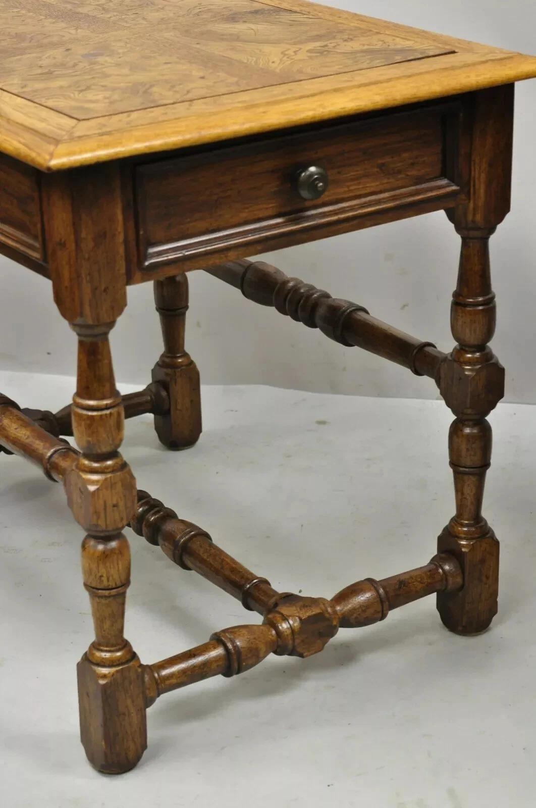 Sconosciuto Tavolini da tavolo con lampada Hekman French Country English Jacobean Oak Burlwood - una coppia in vendita