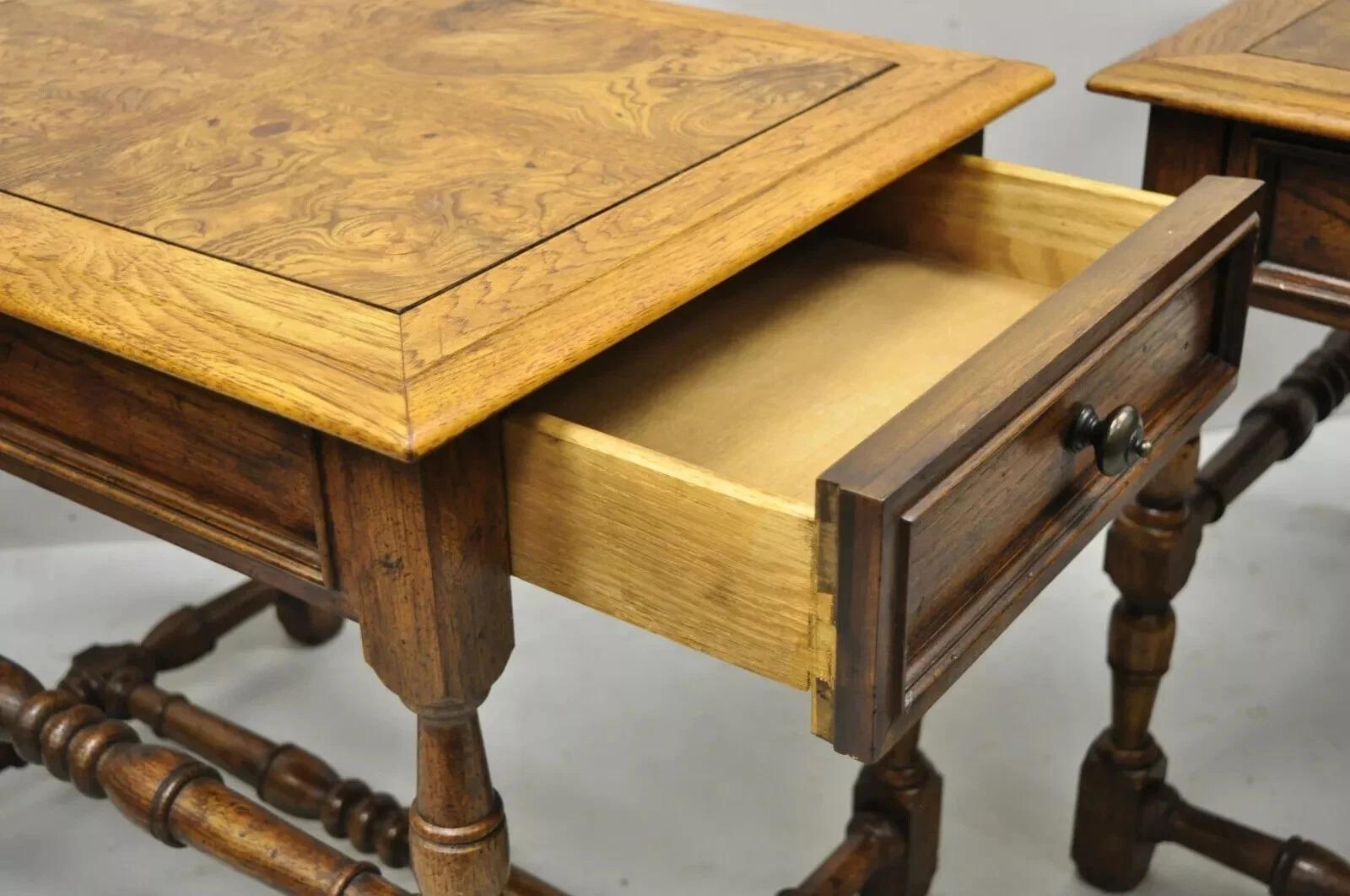 Tavolini da tavolo con lampada Hekman French Country English Jacobean Oak Burlwood - una coppia In condizioni buone in vendita a Philadelphia, PA