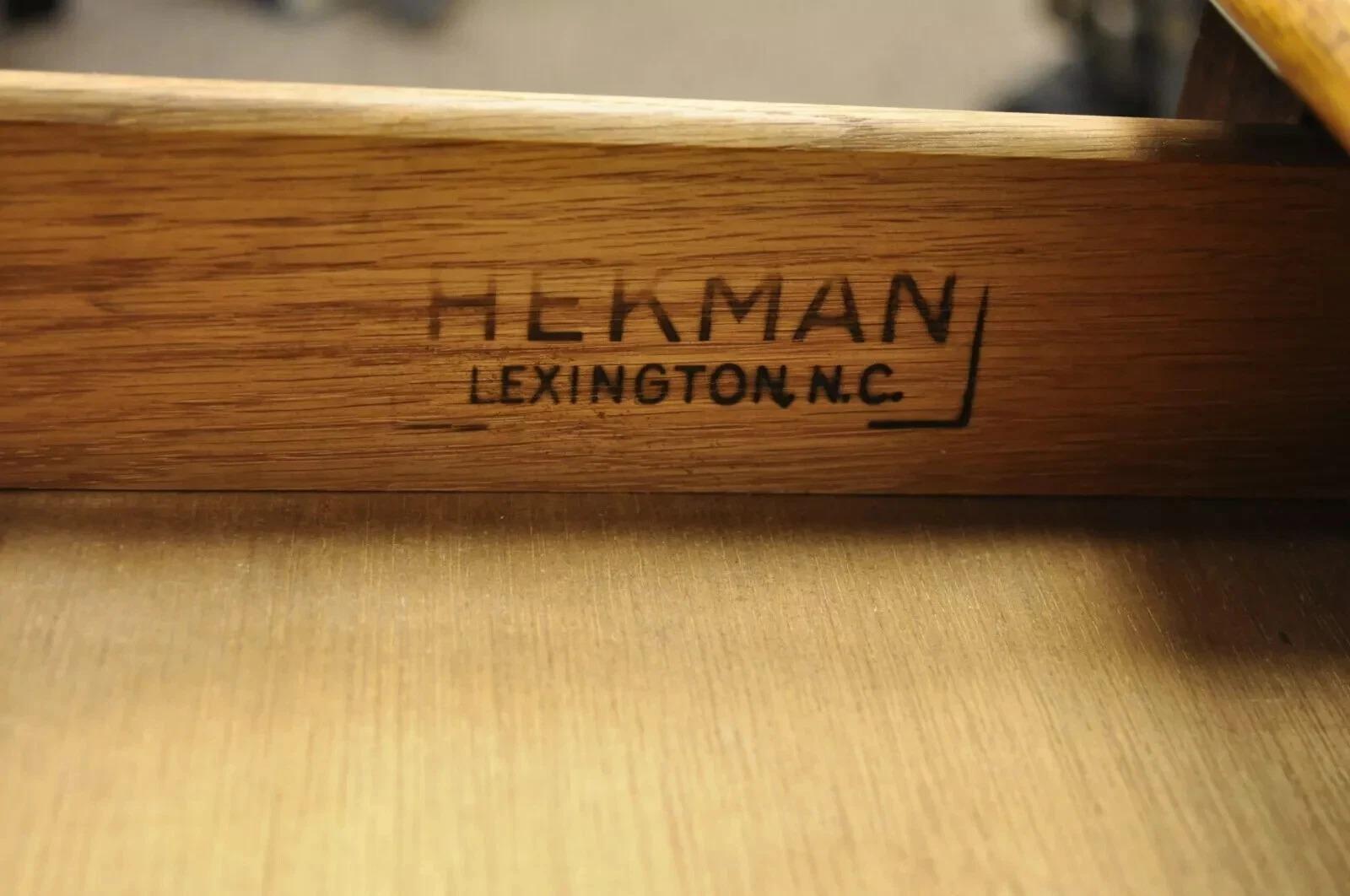 XX secolo Tavolini da tavolo con lampada Hekman French Country English Jacobean Oak Burlwood - una coppia in vendita