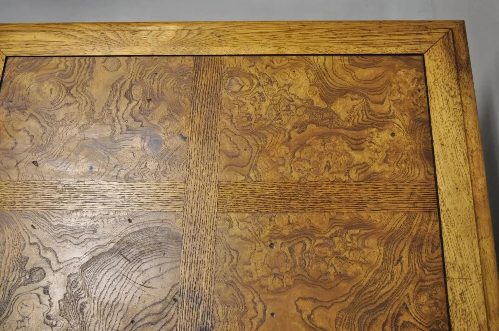 Tavolini da tavolo con lampada Hekman French Country English Jacobean Oak Burlwood - una coppia in vendita 1