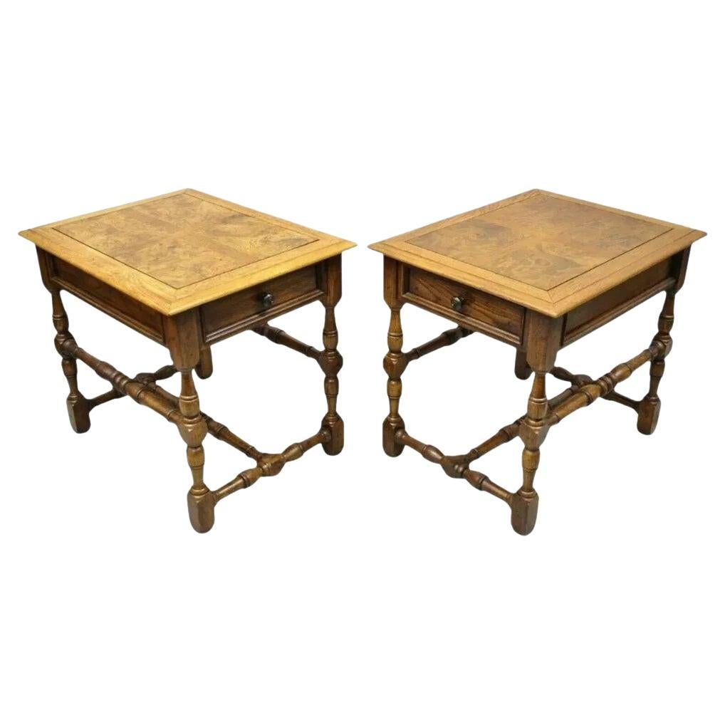 Tavolini da tavolo con lampada Hekman French Country English Jacobean Oak Burlwood - una coppia in vendita