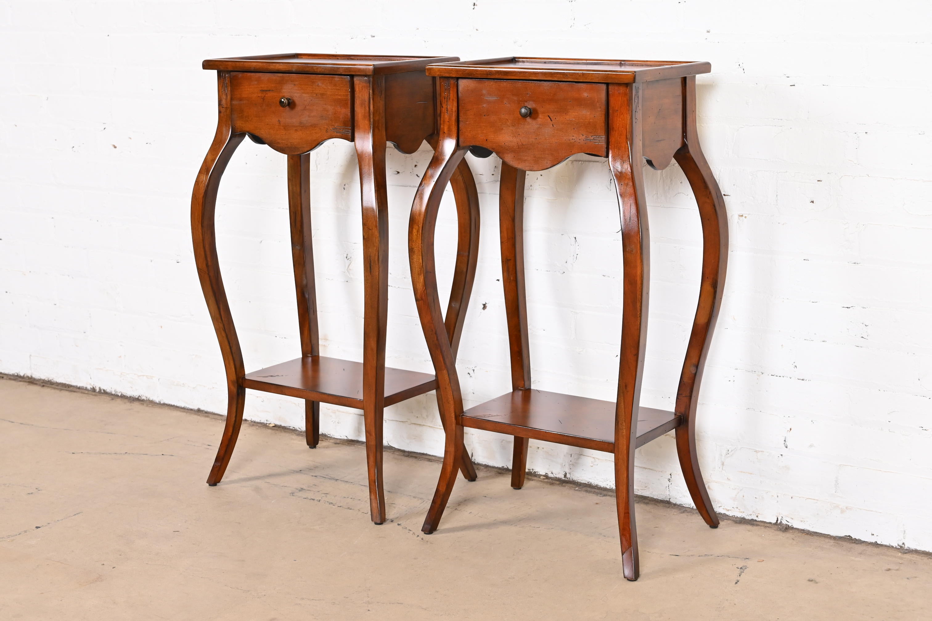 A gorgeous pair of French Provincial or French Country style cherry wood nightstands or side tables

By Hekman Furniture

USA, Late 20th Century

Measures: 17