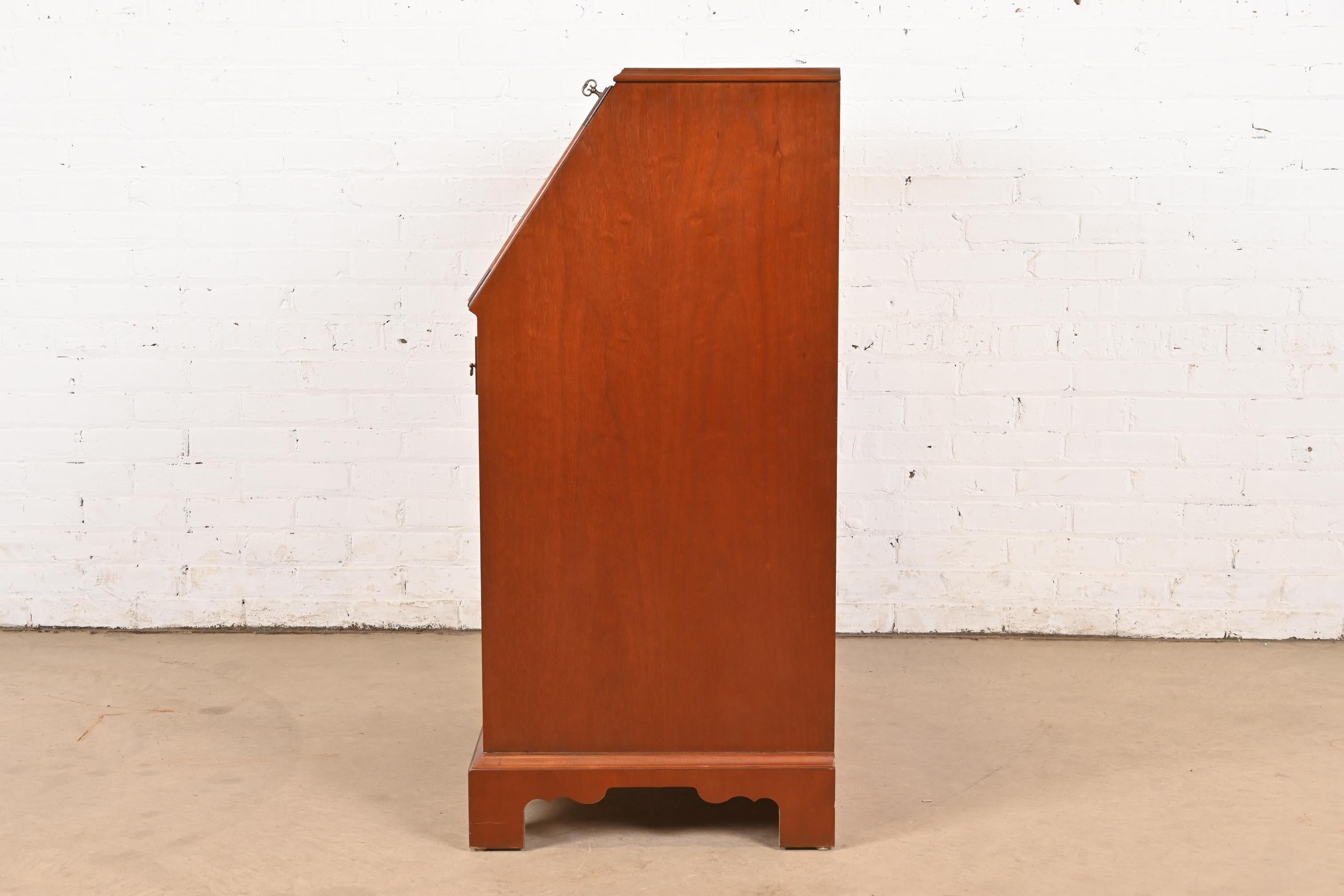 Hekman Furniture Federal Inlaid Flame Mahogany Slant Front Secretary Desk (bureau à façade inclinée) en vente 3