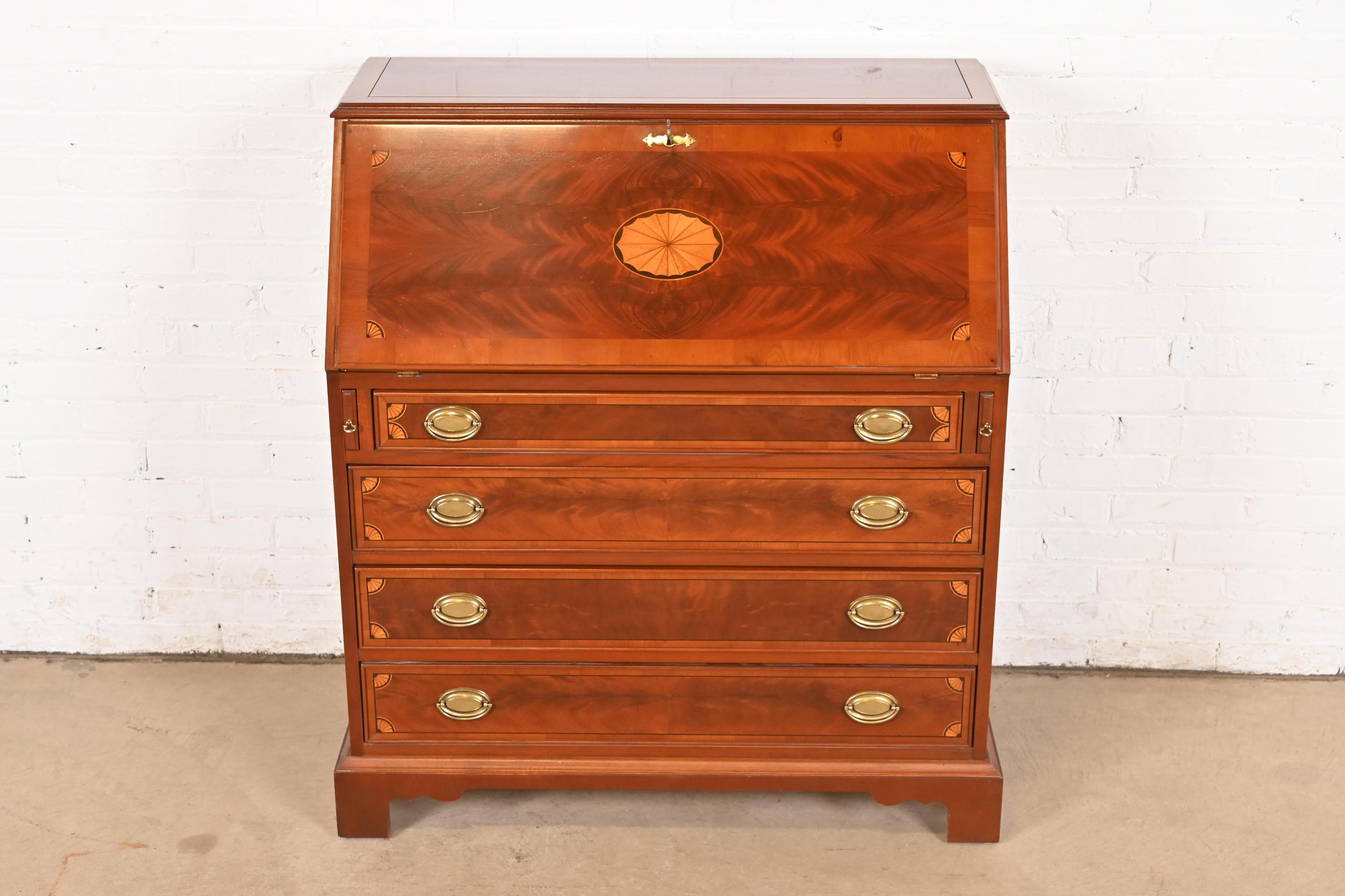 Hepplewhite Hekman Furniture Federal Inlaid Flame Mahogany Slant Front Secretary Desk (bureau à façade inclinée) en vente