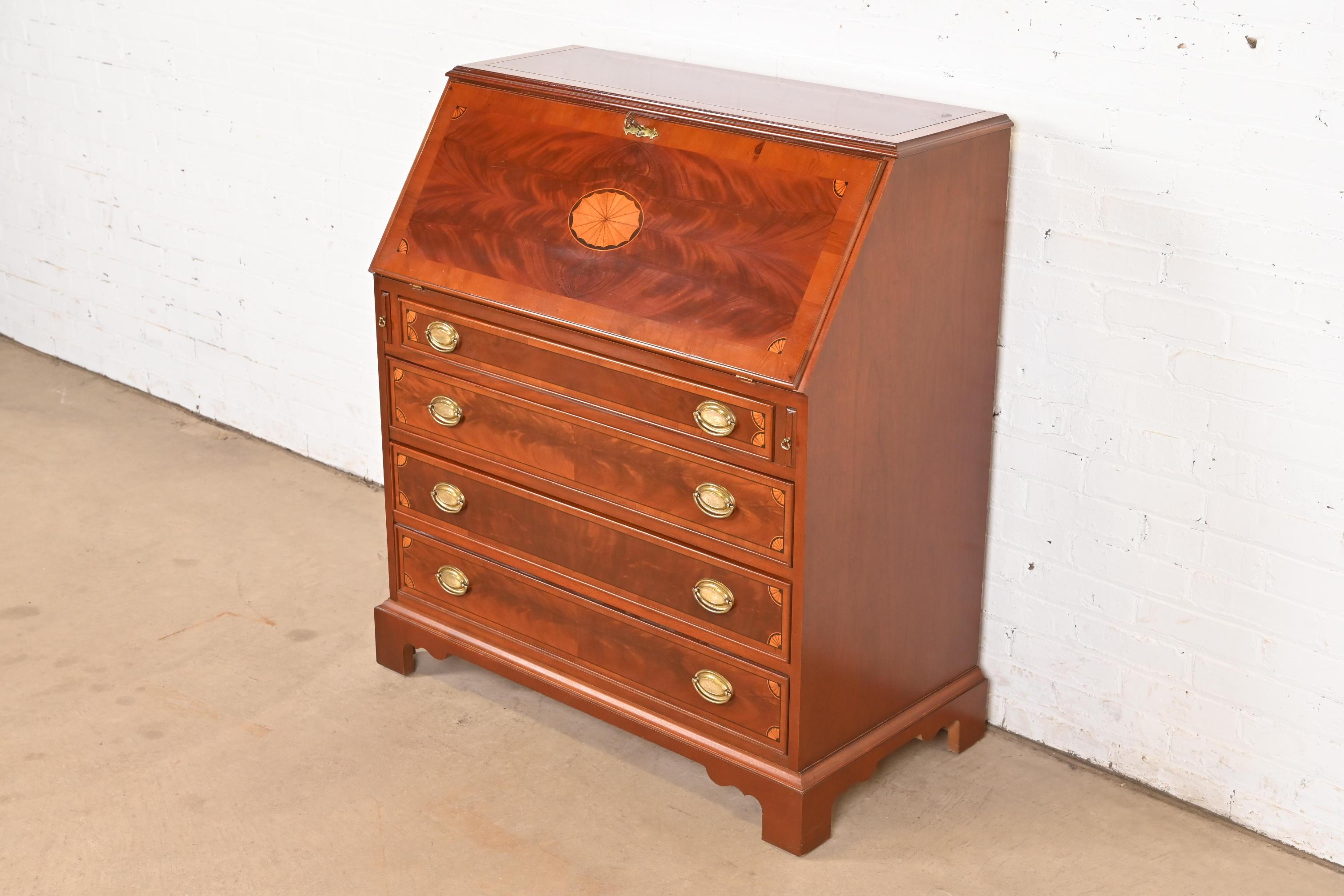 Américain Hekman Furniture Federal Inlaid Flame Mahogany Slant Front Secretary Desk (bureau à façade inclinée) en vente