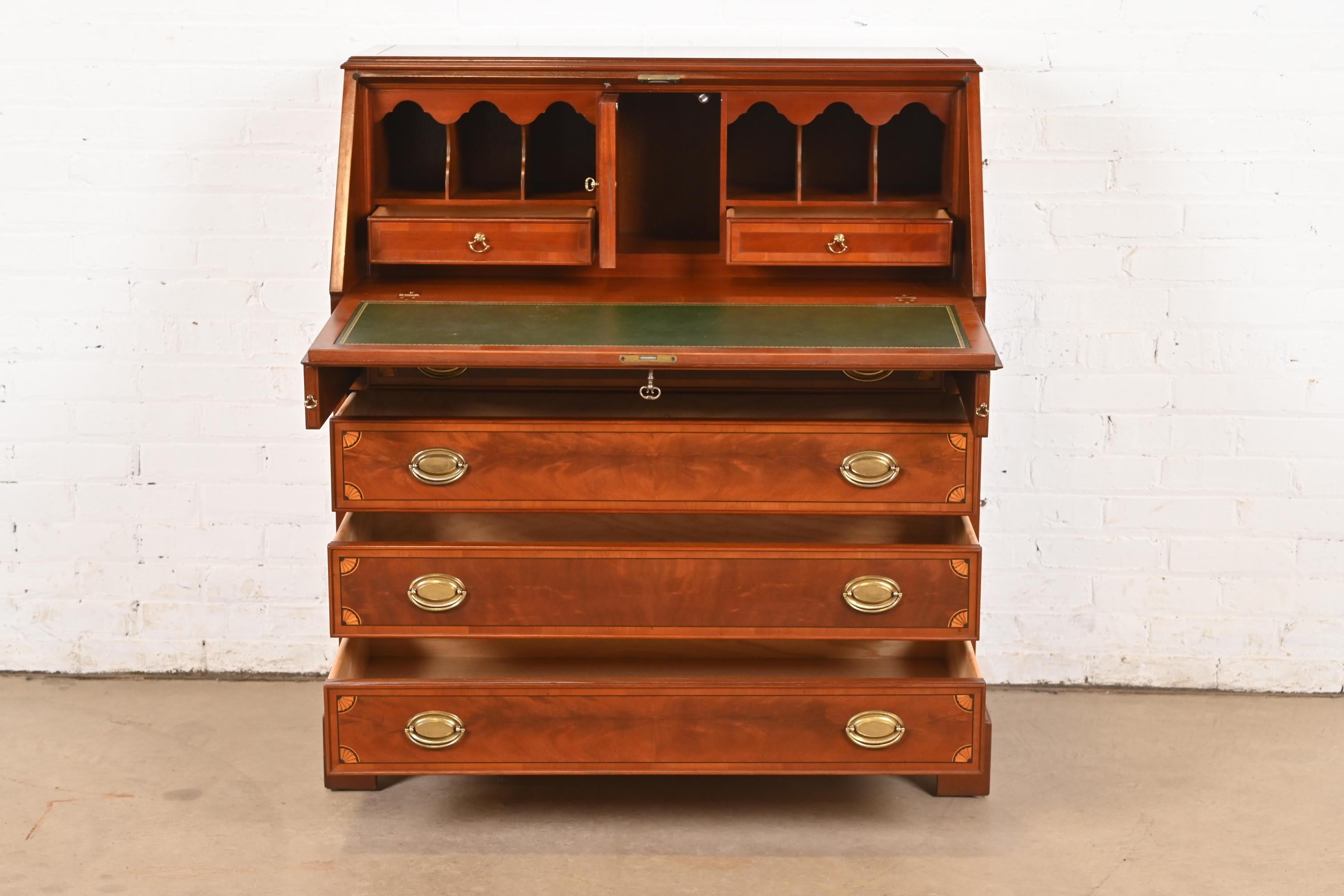 20ième siècle Hekman Furniture Federal Inlaid Flame Mahogany Slant Front Secretary Desk (bureau à façade inclinée) en vente