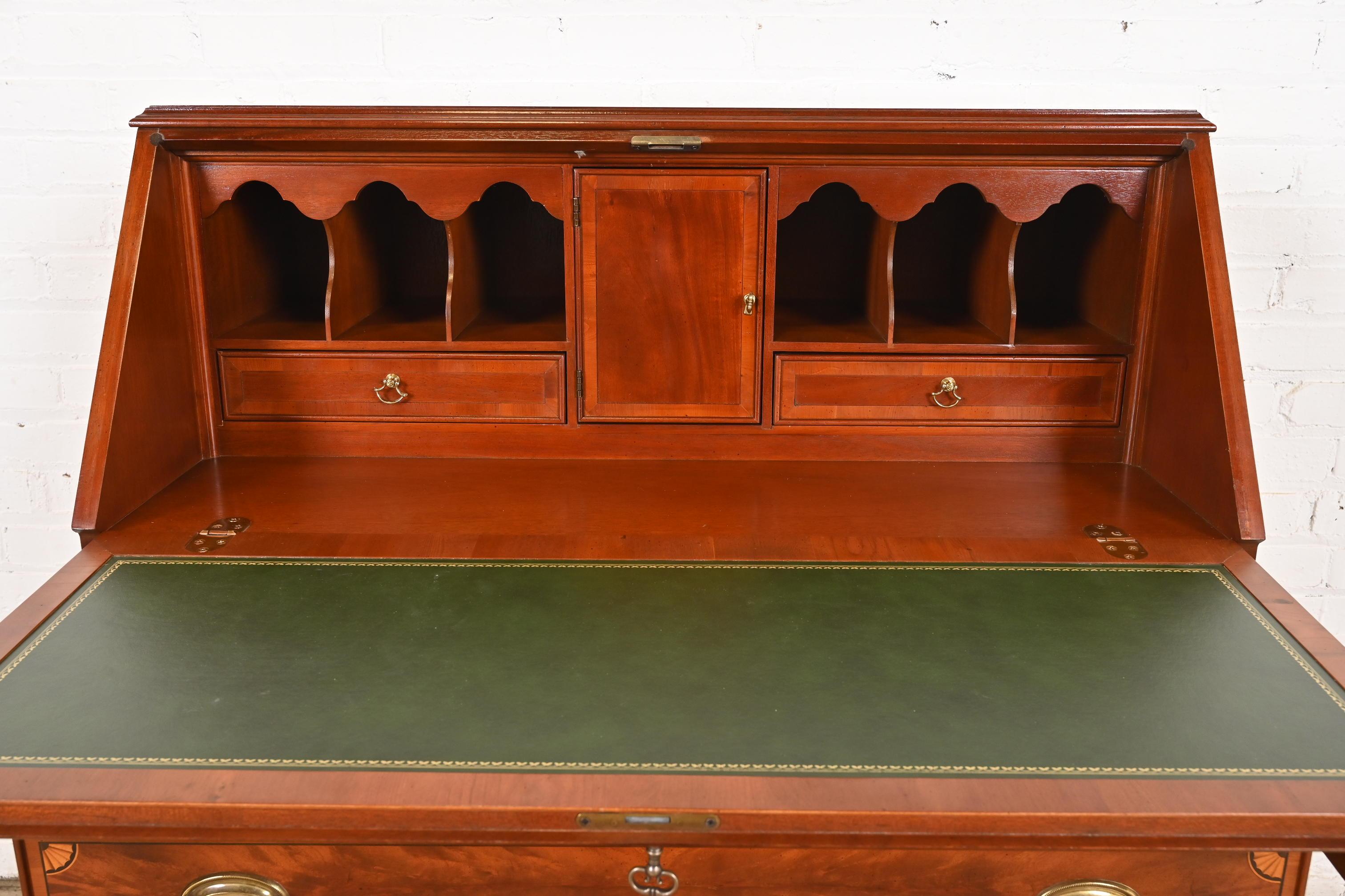 Laiton Hekman Furniture Federal Inlaid Flame Mahogany Slant Front Secretary Desk (bureau à façade inclinée) en vente