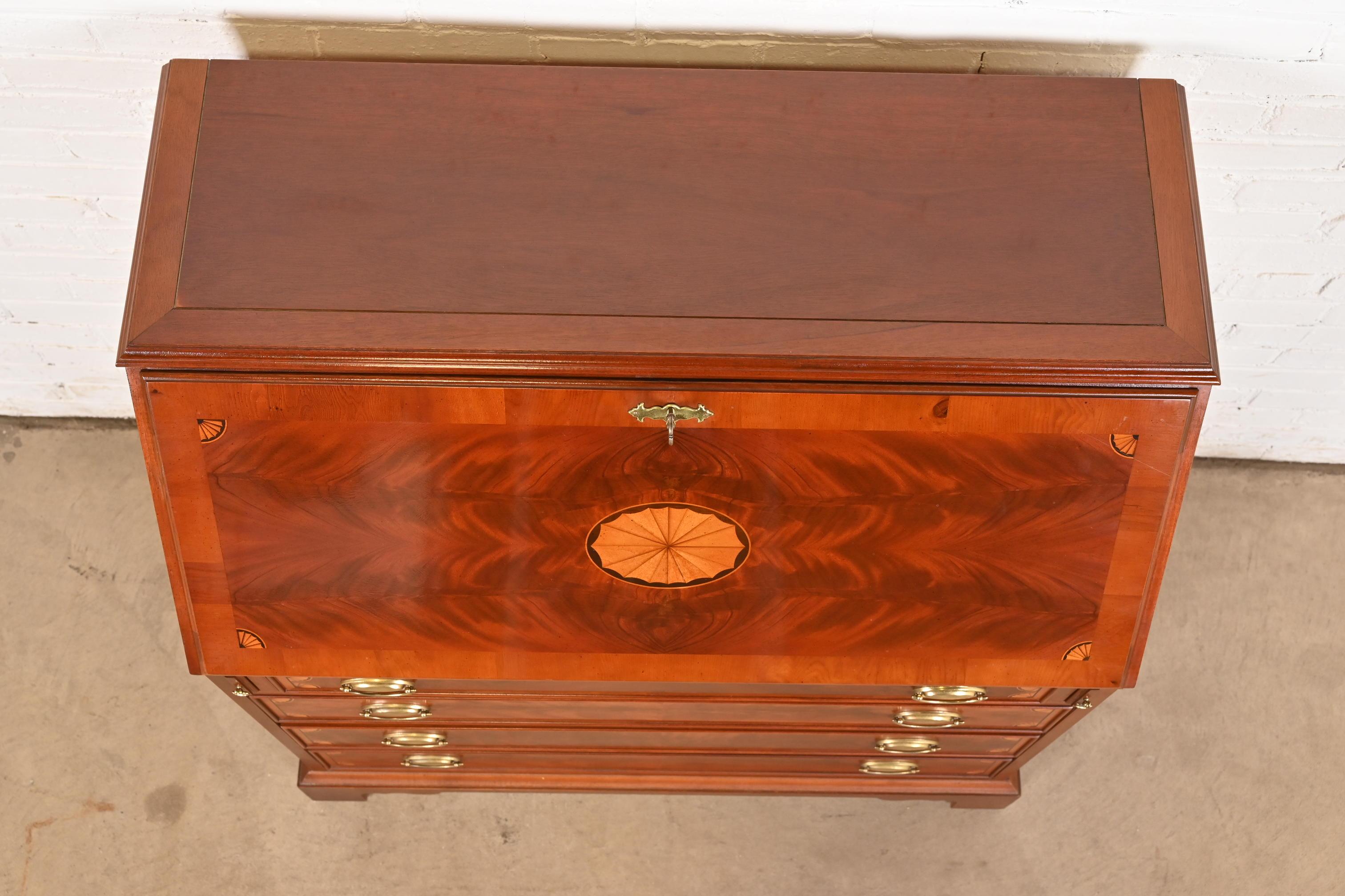 Hekman Furniture Federal Inlaid Flame Mahogany Slant Front Secretary Desk (bureau à façade inclinée) en vente 2