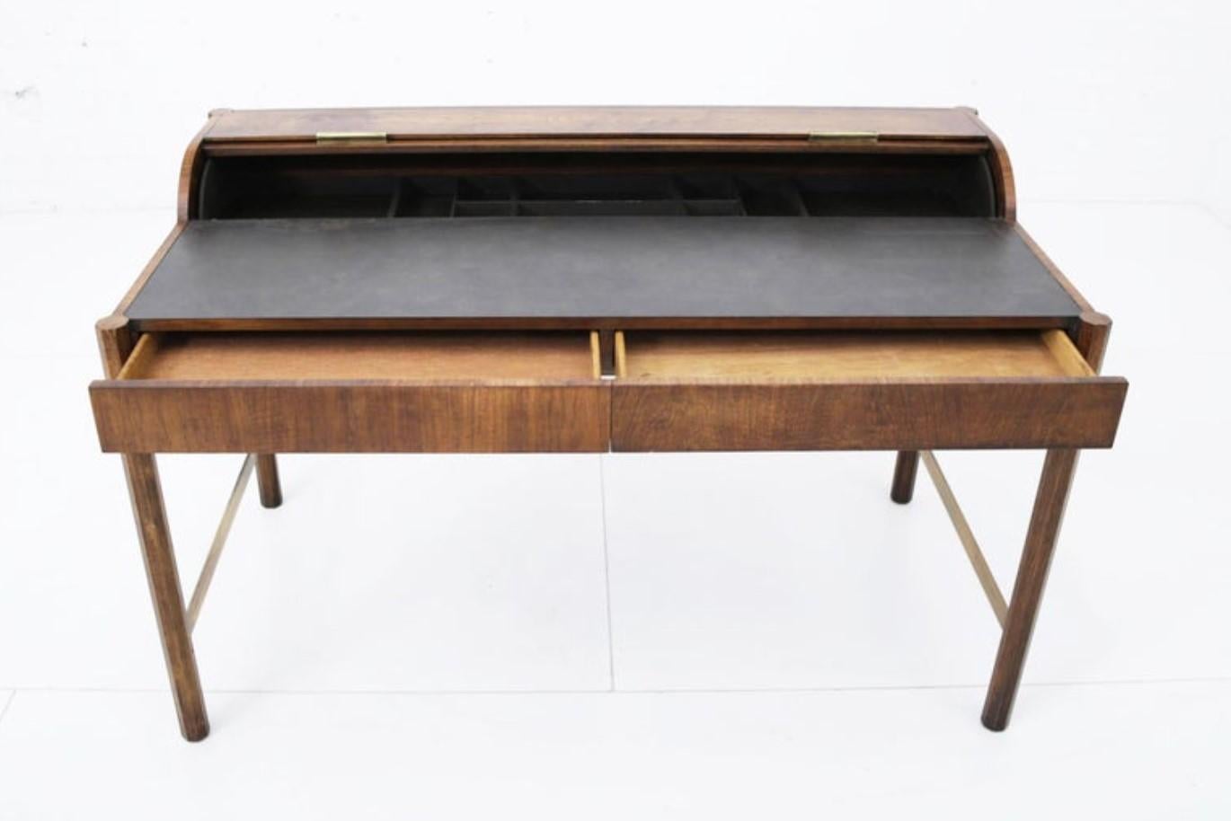 Un bureau à cylindre unique de style moderne du milieu du siècle, fabriqué par la Hekman Furniture Company de Grand Rapids, Michigan. Hekman Furniture a été fondé en 1922 et est devenu une partie de la société Howard Miller en 1983.
La société est