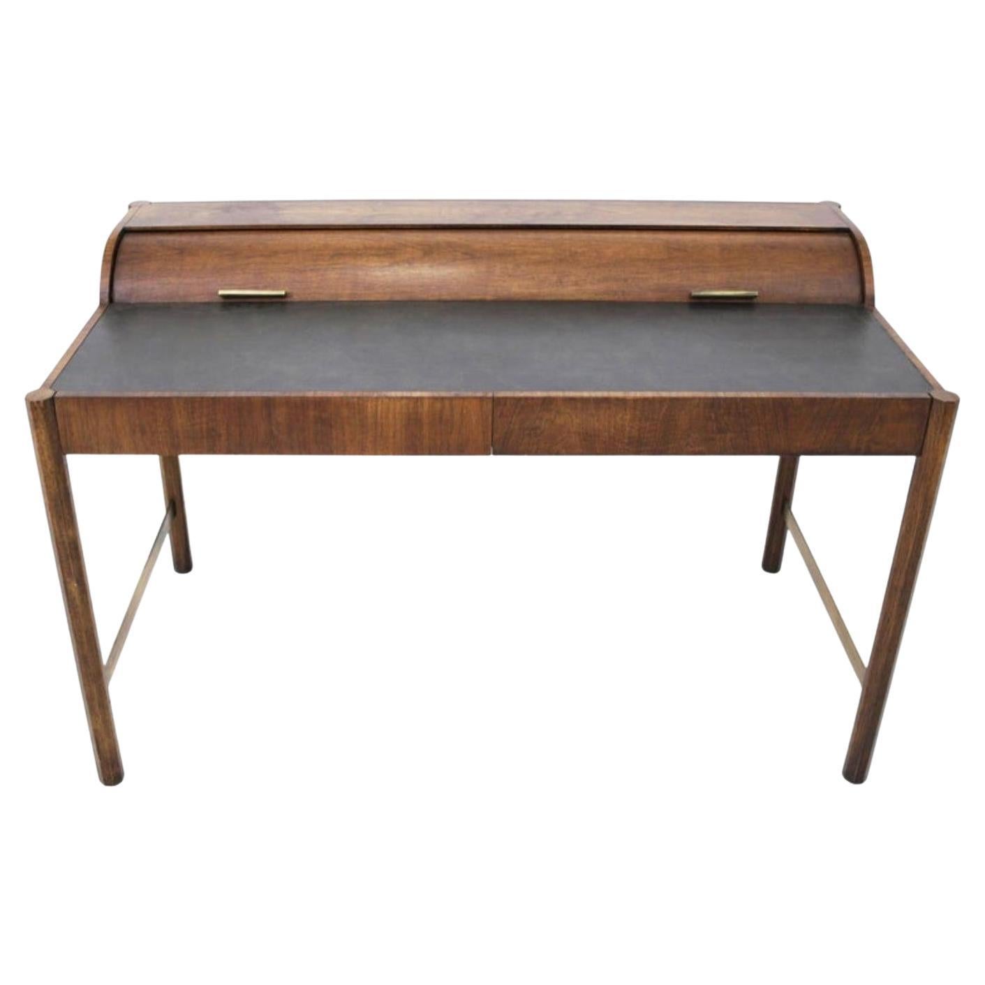 Bureau à roulettes en noyer et laiton signé Hekman Furniture, mi-siècle moderne en vente