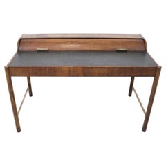 Hekman Furniture è una scrivania firmata in legno di noce e ottone con piano rotante, in stile Mid-Century Modern