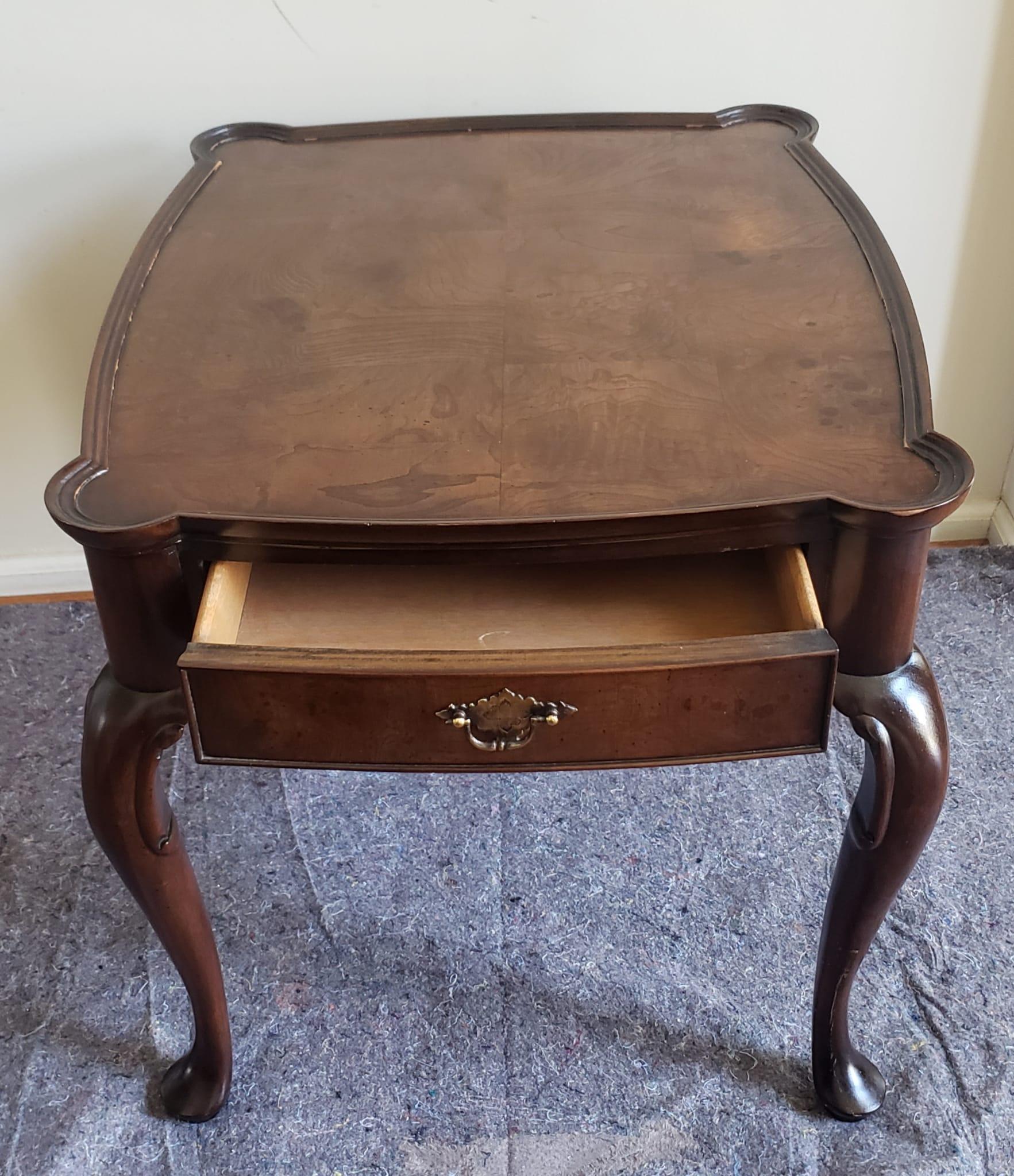 Hekman Mid-Century Burl Walnut Single Drawer Side Table in gutem Vintage-Zustand. Misst 22,25