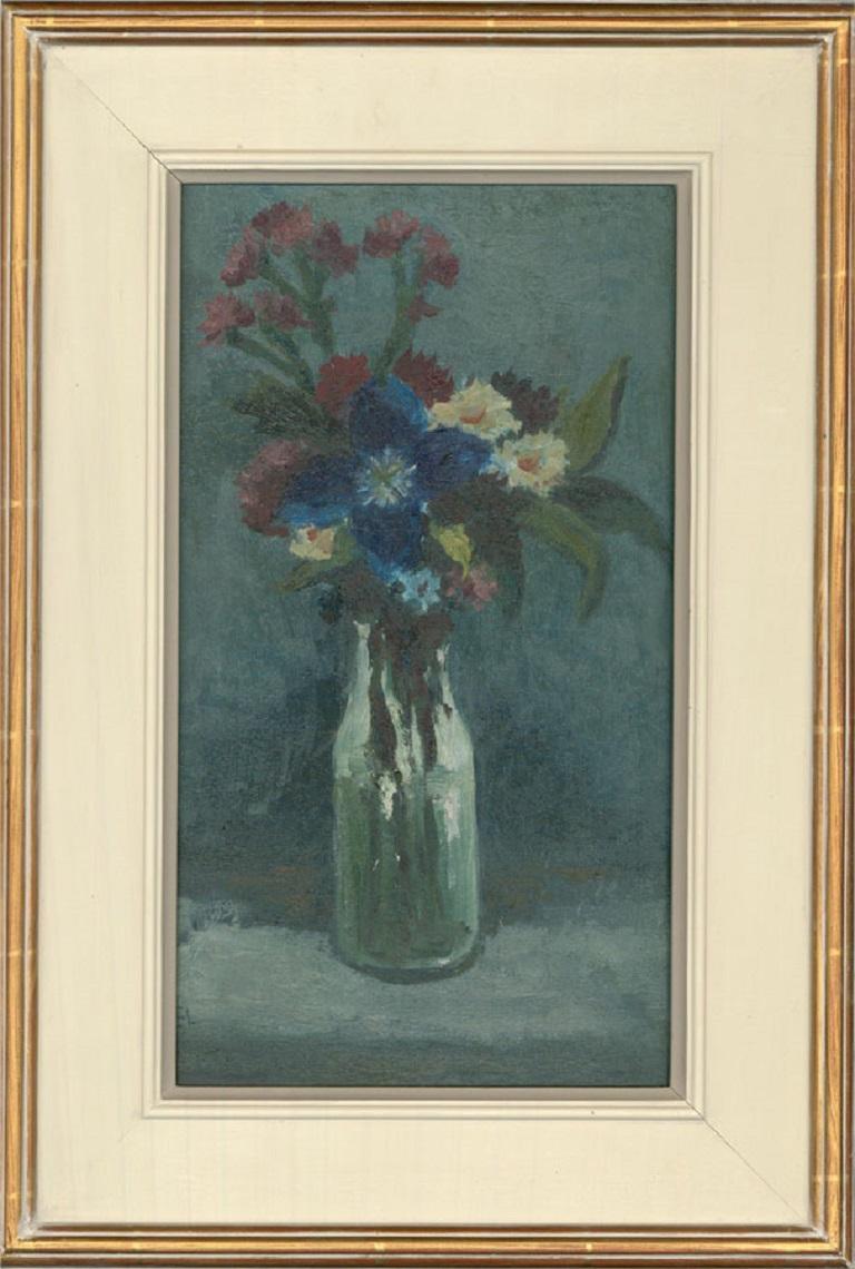 Une peinture à l'huile fine et accomplie, représentant des fleurs mélangées dans un vase en verre. Monogrammé dans le coin inférieur gauche. Bien présenté dans un cadre en bois blanc cassé avec un détail extérieur doré. A bord.

