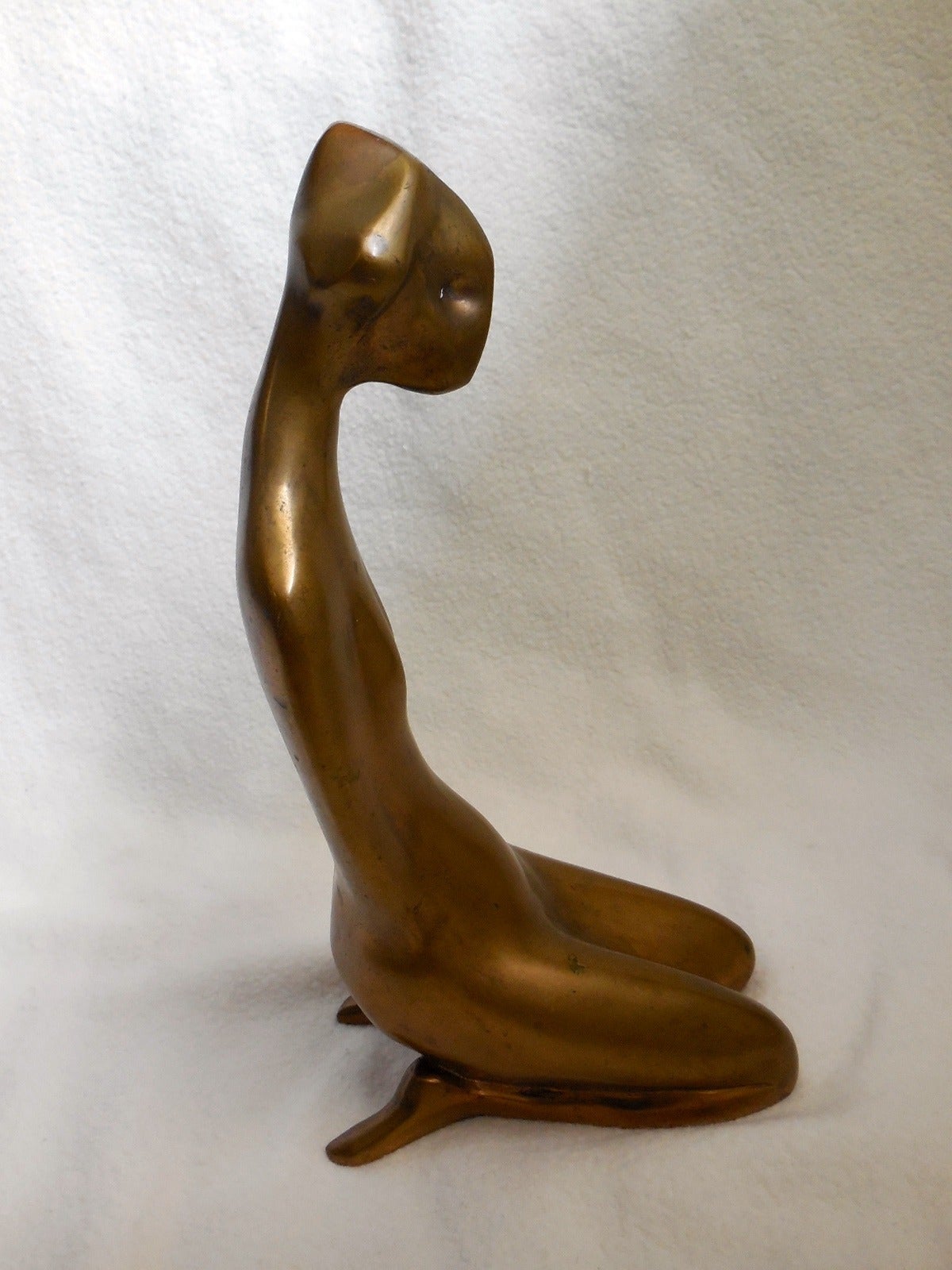 Fille assise à la japonaise, 1964, bronze poli. Elle a été exposée à la Chapman Gallery NYC en 1968. Fondé à la fonderie Morris Singer et numéroté 4/6, signé du monogramme de l'artiste.

Helaine Blumenfeld OBE (née à New York en 1942) est un
