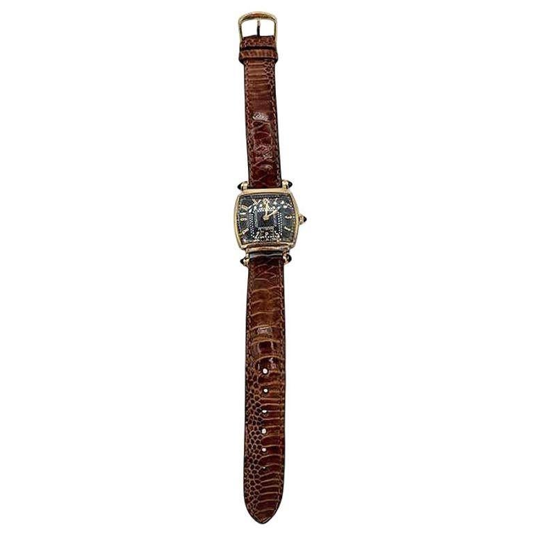 L'originale orologio da uomo in oro di Helbros del 1940 è caratterizzato da un elegante design Art Deco con una cassa unica a forma di tonneau. L'orologio è impreziosito da rubini agli angoli in cui i cinturini di pelle si incontrano, mostrando un
