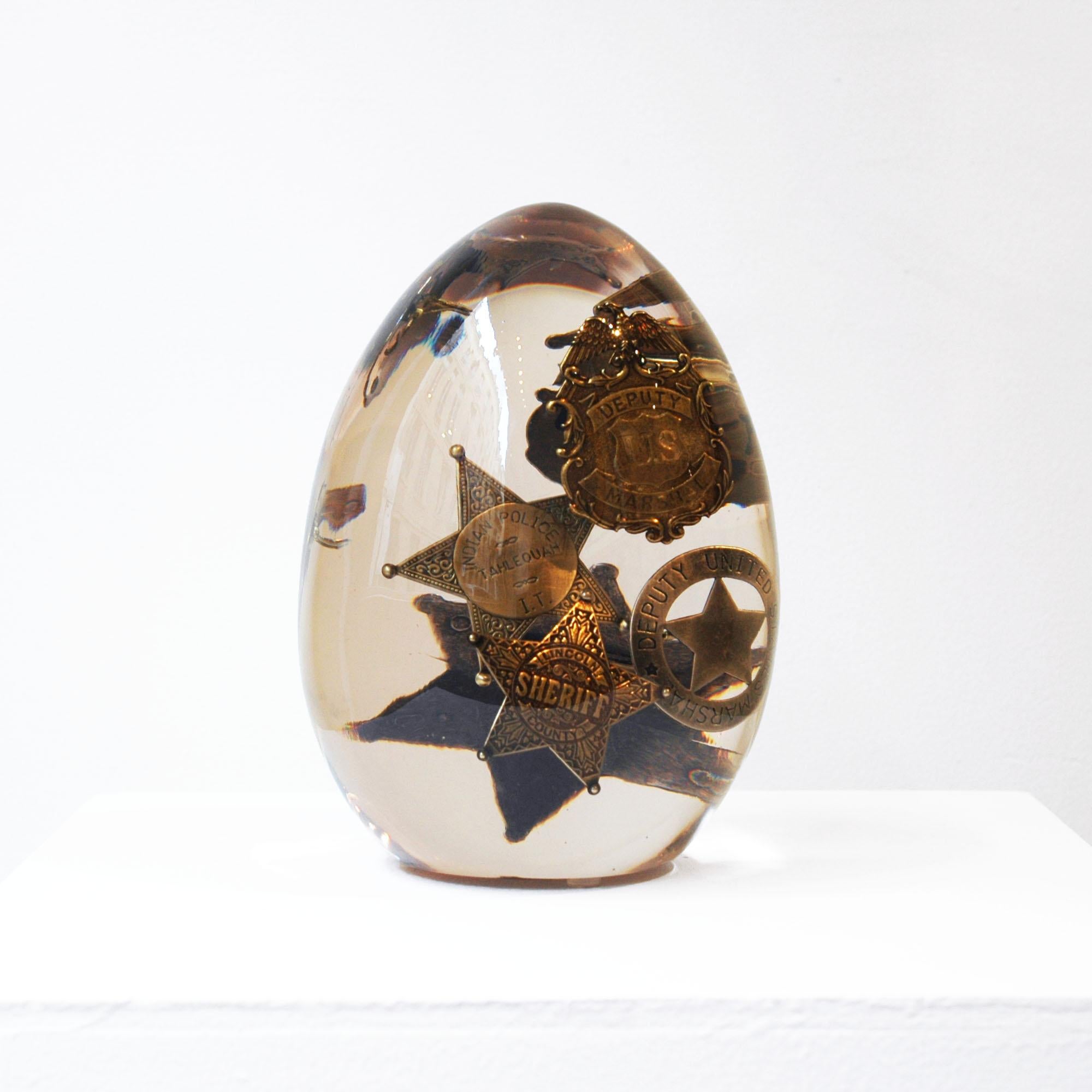 Holziges Ei – Sculpture von Helder Batista