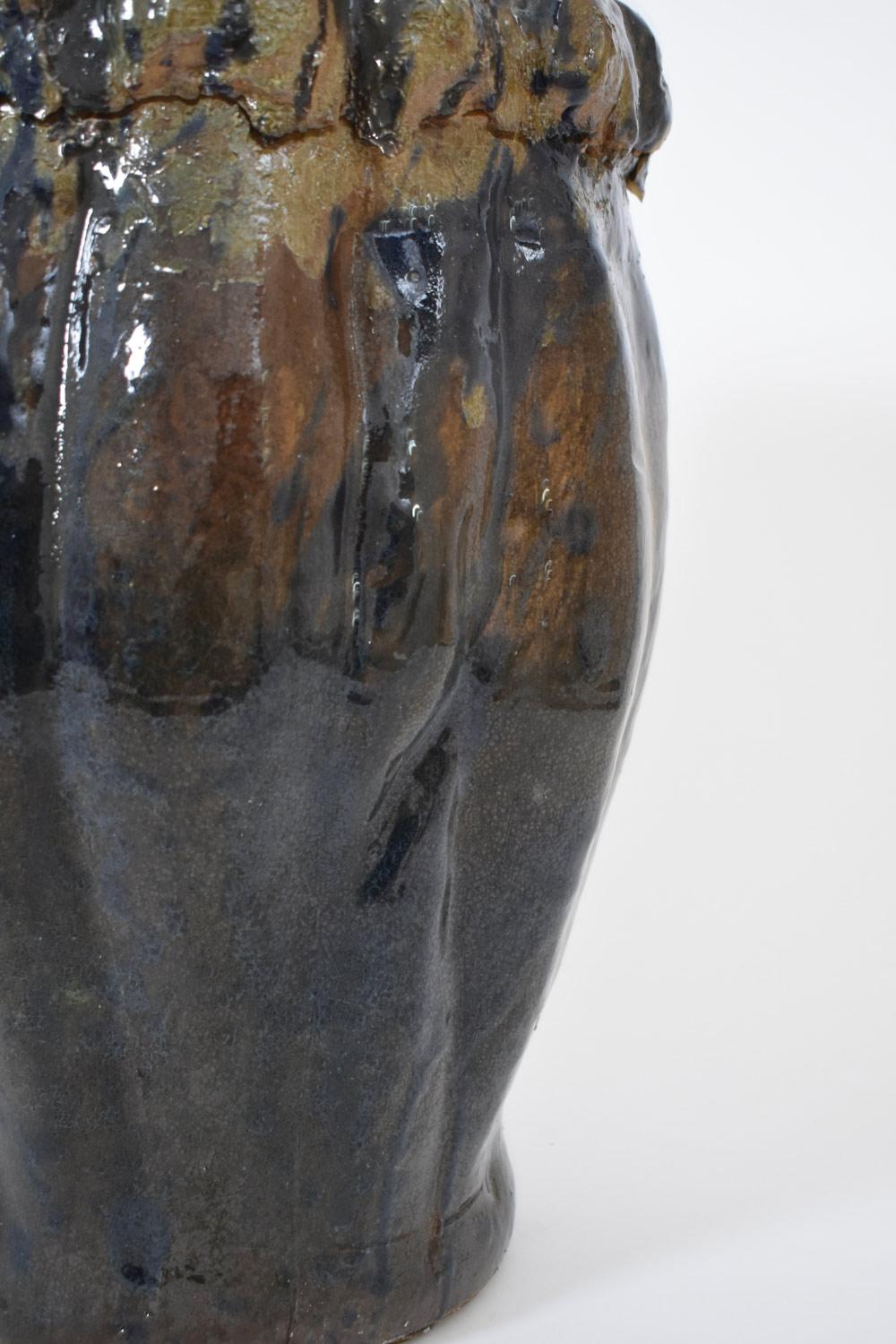 Vaso in ceramica organica Helder smaltato in blu, beige e ocra. Portogallo, 2024.