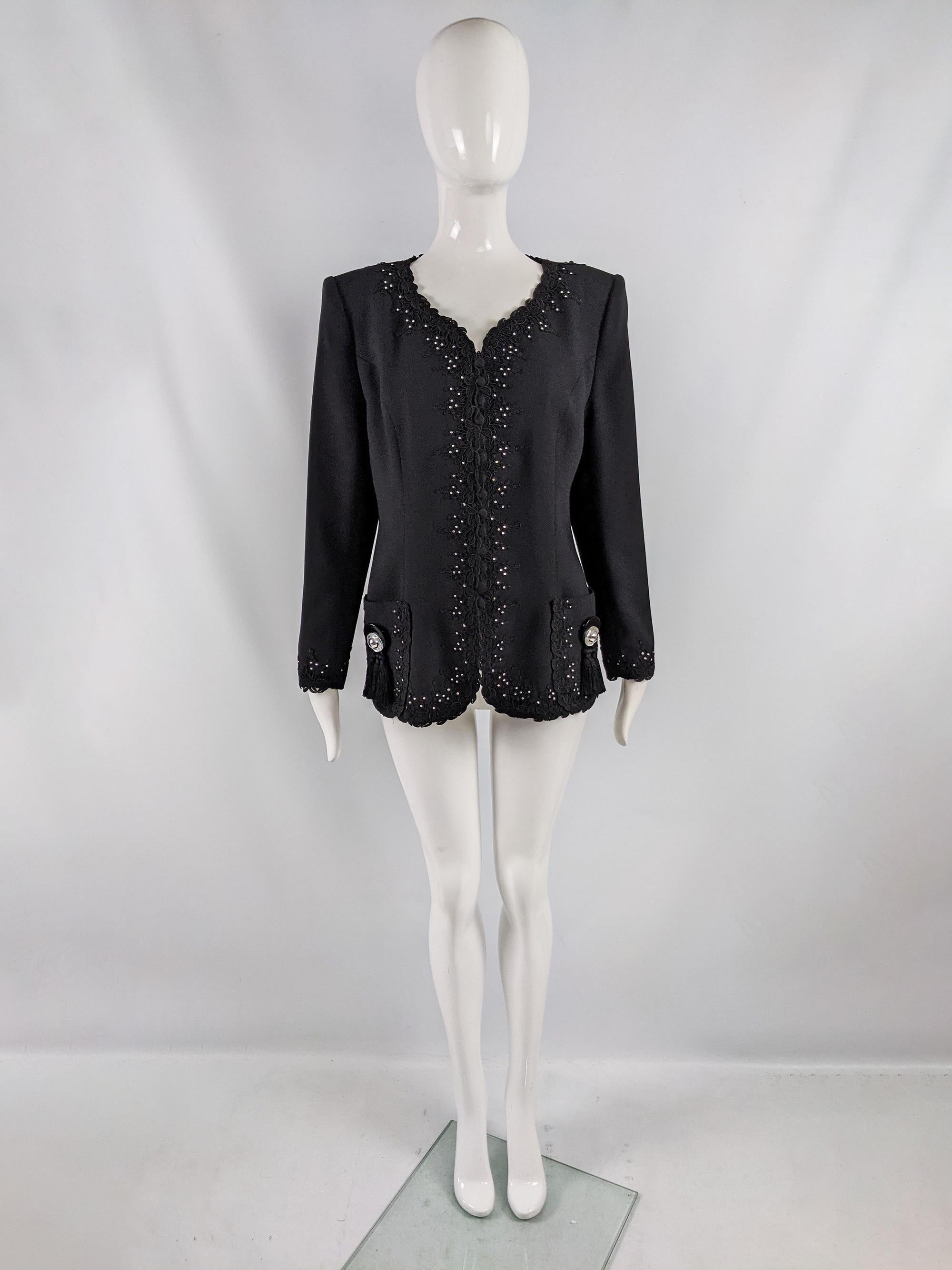 Una elegante chaqueta vintage para mujer de los años 80 de la lujosa diseñadora de moda británica Helen Anderson. En un crepé negro de mezcla de lana con hombreras, un ribete de encaje con cuentas alrededor del cuello y un increíble diseño de borlas