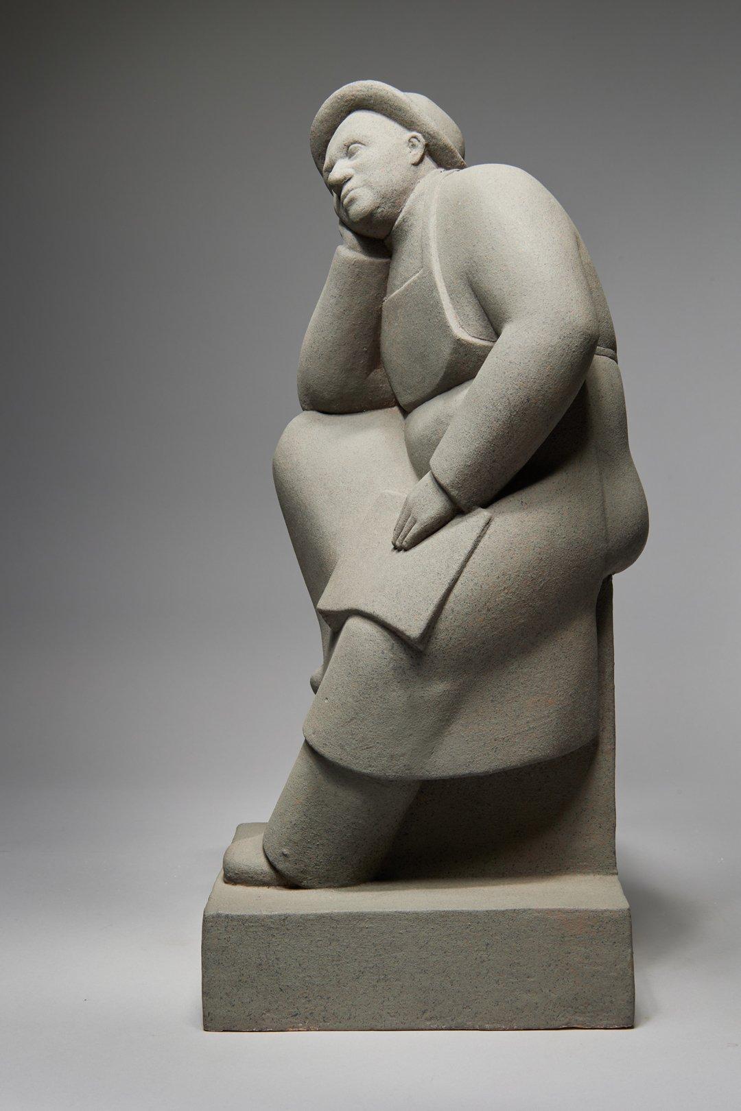 Los negocios van mal, Escultura de hombre sentado del siglo XX, Mujer artista de Nueva York - Sculpture de Helen Beling