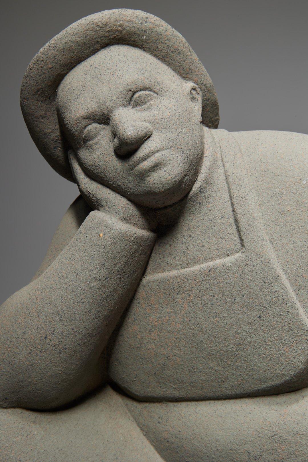 Los negocios van mal, Escultura de hombre sentado del siglo XX, Mujer artista de Nueva York - Figurative Sculpture Gris de Helen Beling