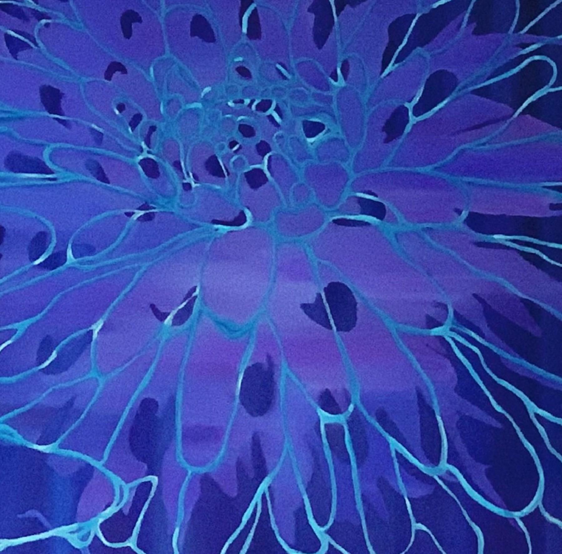 Dahlia Bleu, Art contemporain, Art floral, Impression colorée, Art fantaisie - Violet Still-Life Print par Helen Brough