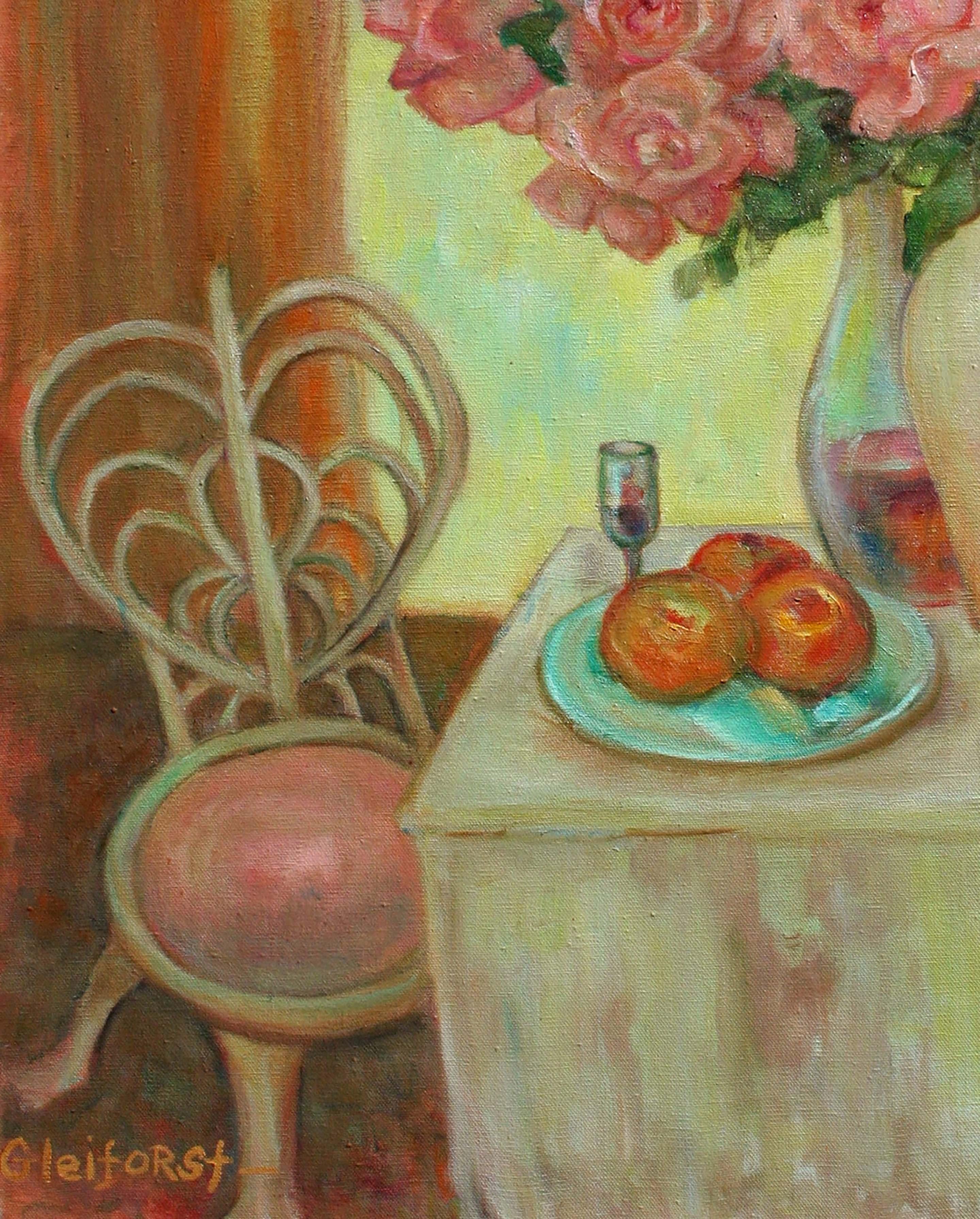 Charmante et chaleureuse nature morte d'un vase débordant de fleurs sur une table avec un plat de pommes, une carafe de vin et un petit cadre à côté d'une chaise rose ancienne, par l'artiste californienne Helen Enoch Gleiforst (américaine,
