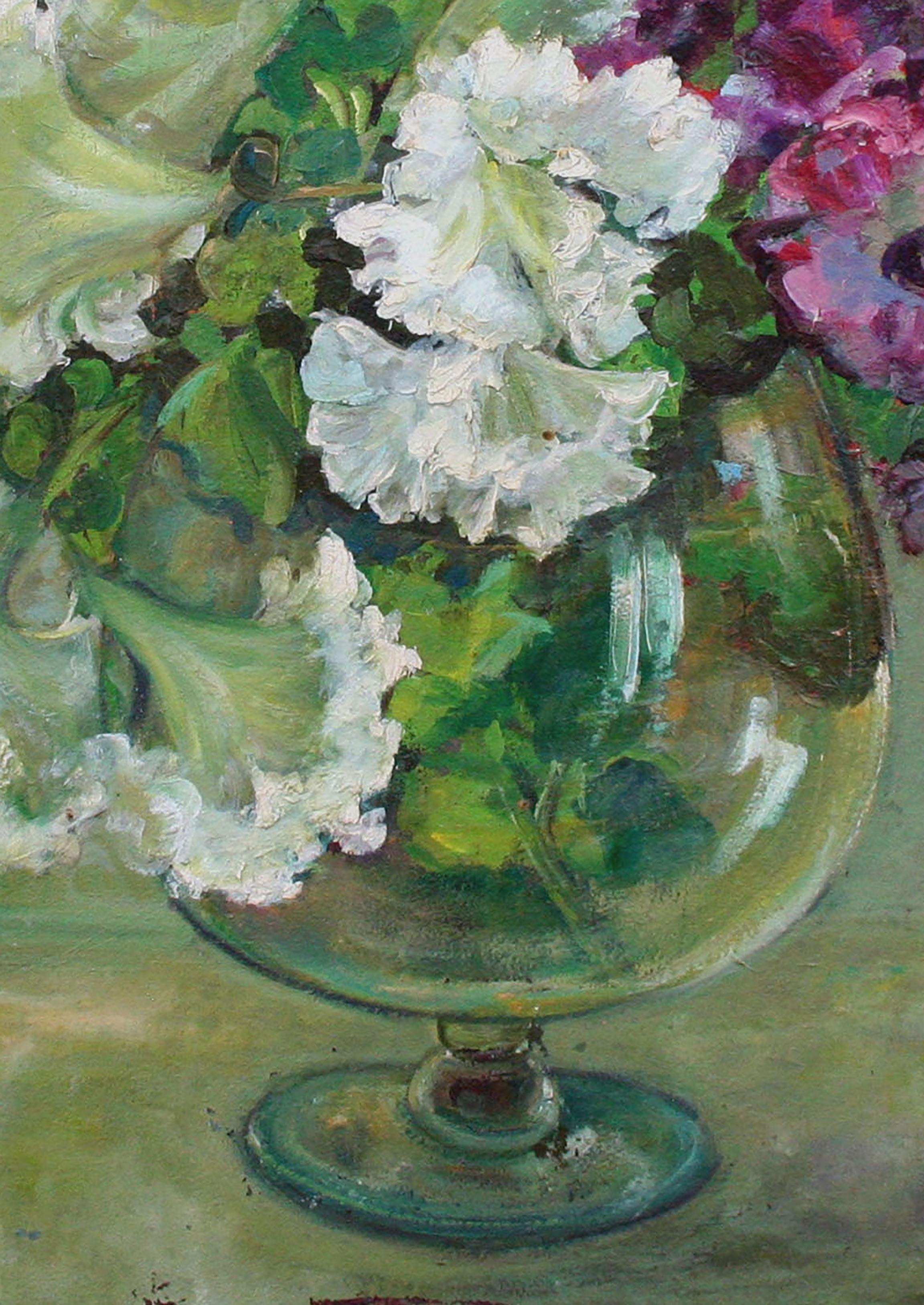 Blumenstillleben aus der Mitte des Jahrhunderts – Petunias in einem Glas  (Amerikanischer Impressionismus), Painting, von Helen Enoch Gleiforst