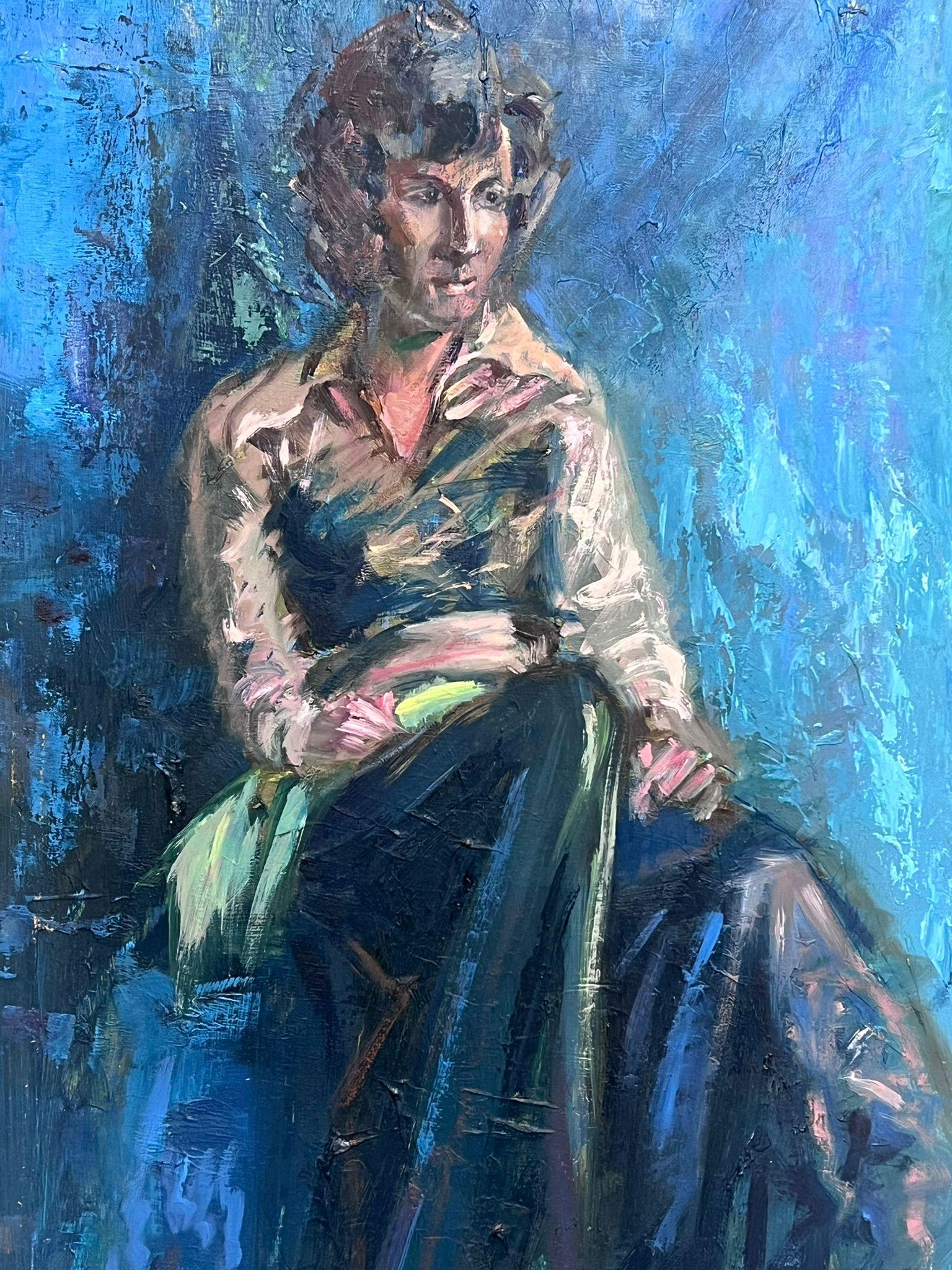 Britisches modernistisches Porträt der Dame Sat aus dem 20. Jahrhundert mit blauem Innenraum  – Painting von Helen Greenfield