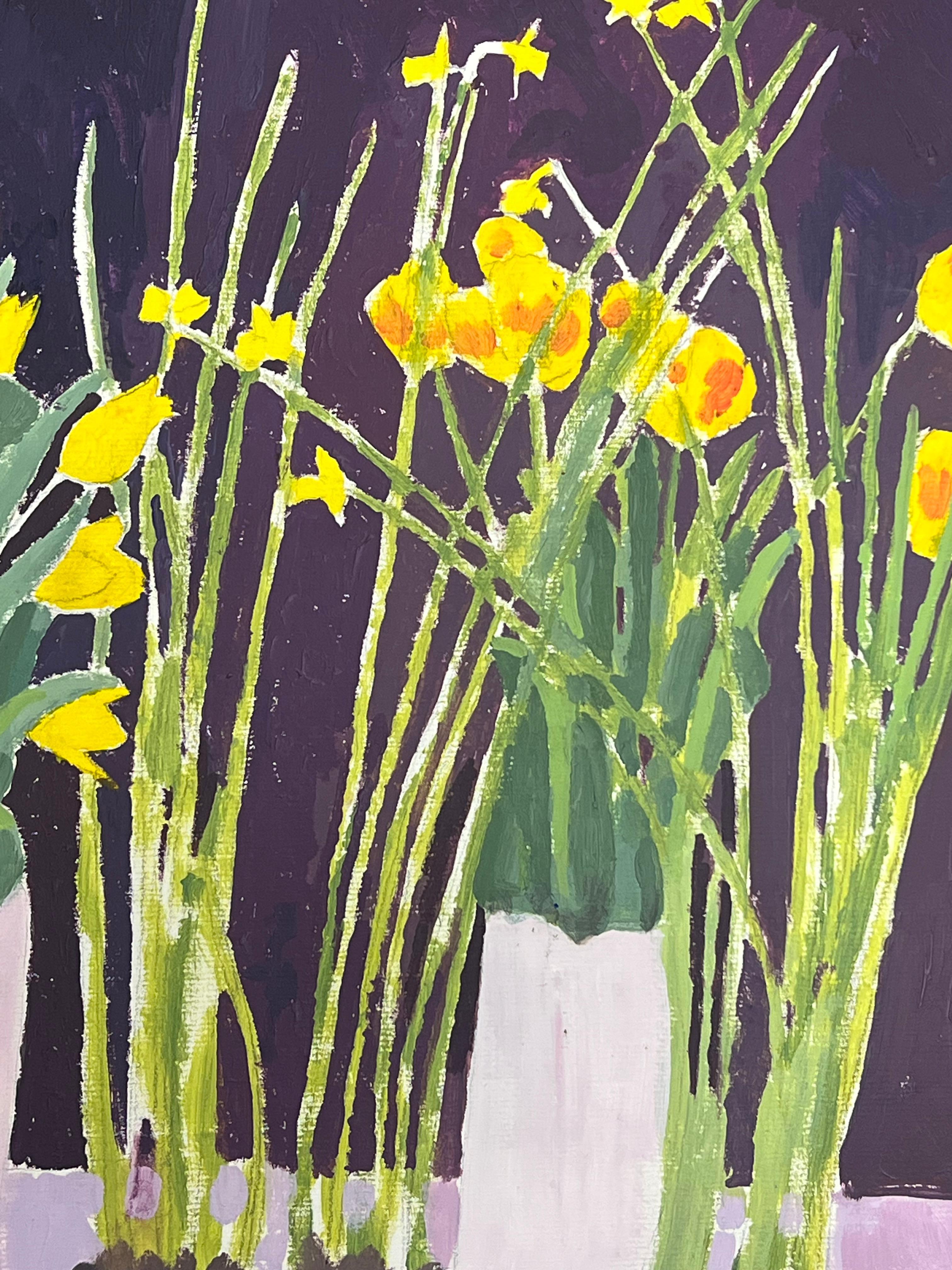 Narcisos y Tulipanes Amarillos Brillantes Sobre un Fondo Violeta Profundo - Painting Impresionista de Helen Greenfield