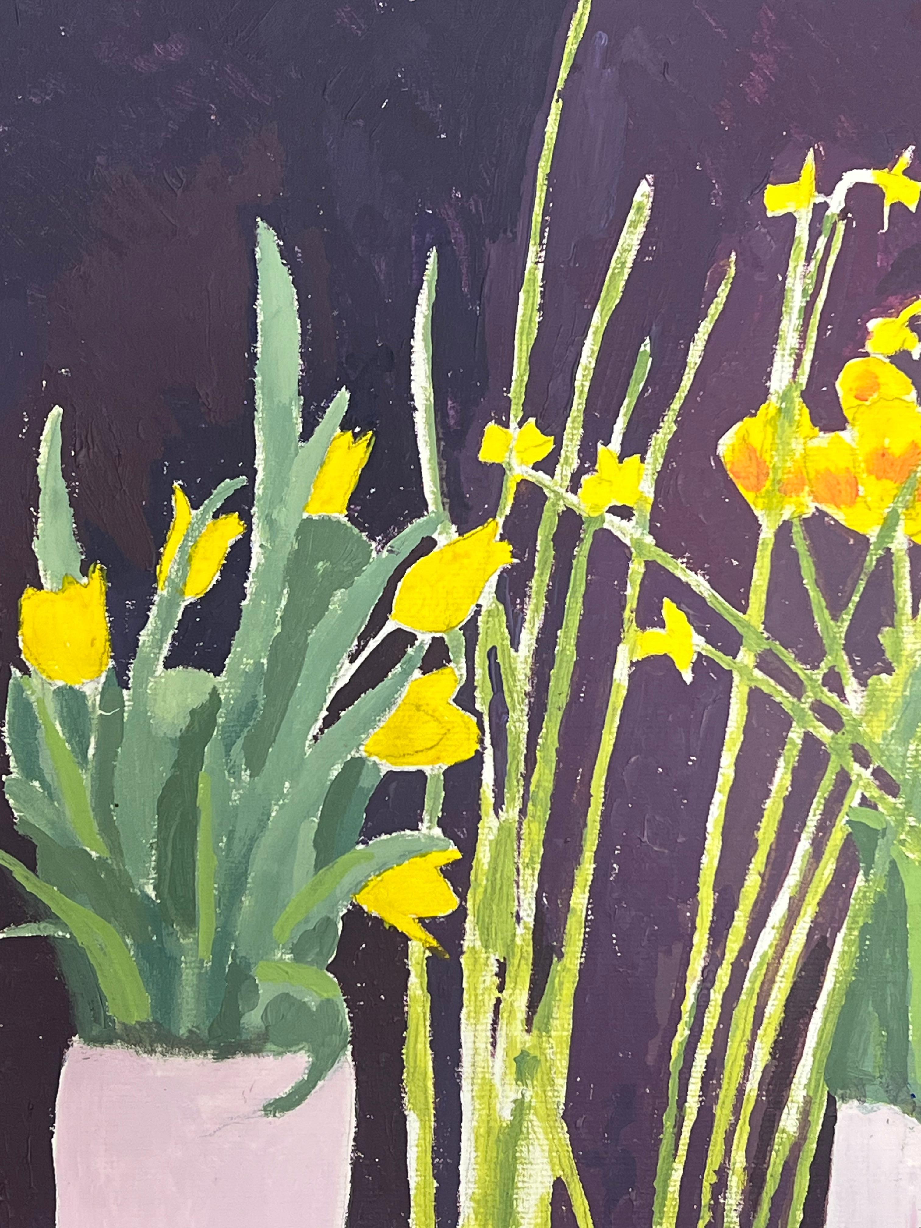 Narcisos y Tulipanes Amarillos Brillantes Sobre un Fondo Violeta Profundo - Still-Life Painting Gris de Helen Greenfield