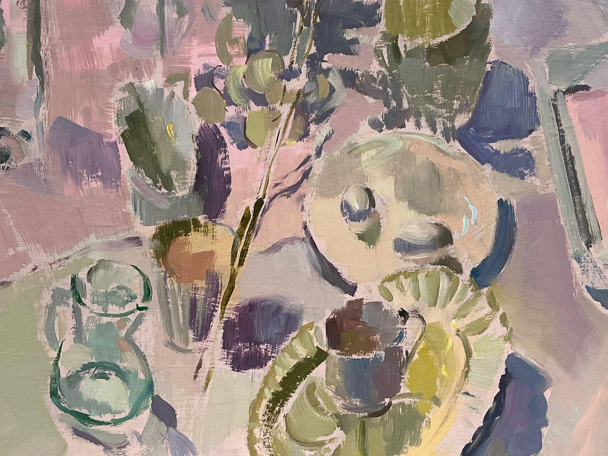 Tavolo da cucina con natura morta impressionista contemporanea e tavolozza pastello morbida - Painting Impressionismo di Helen Greenfield