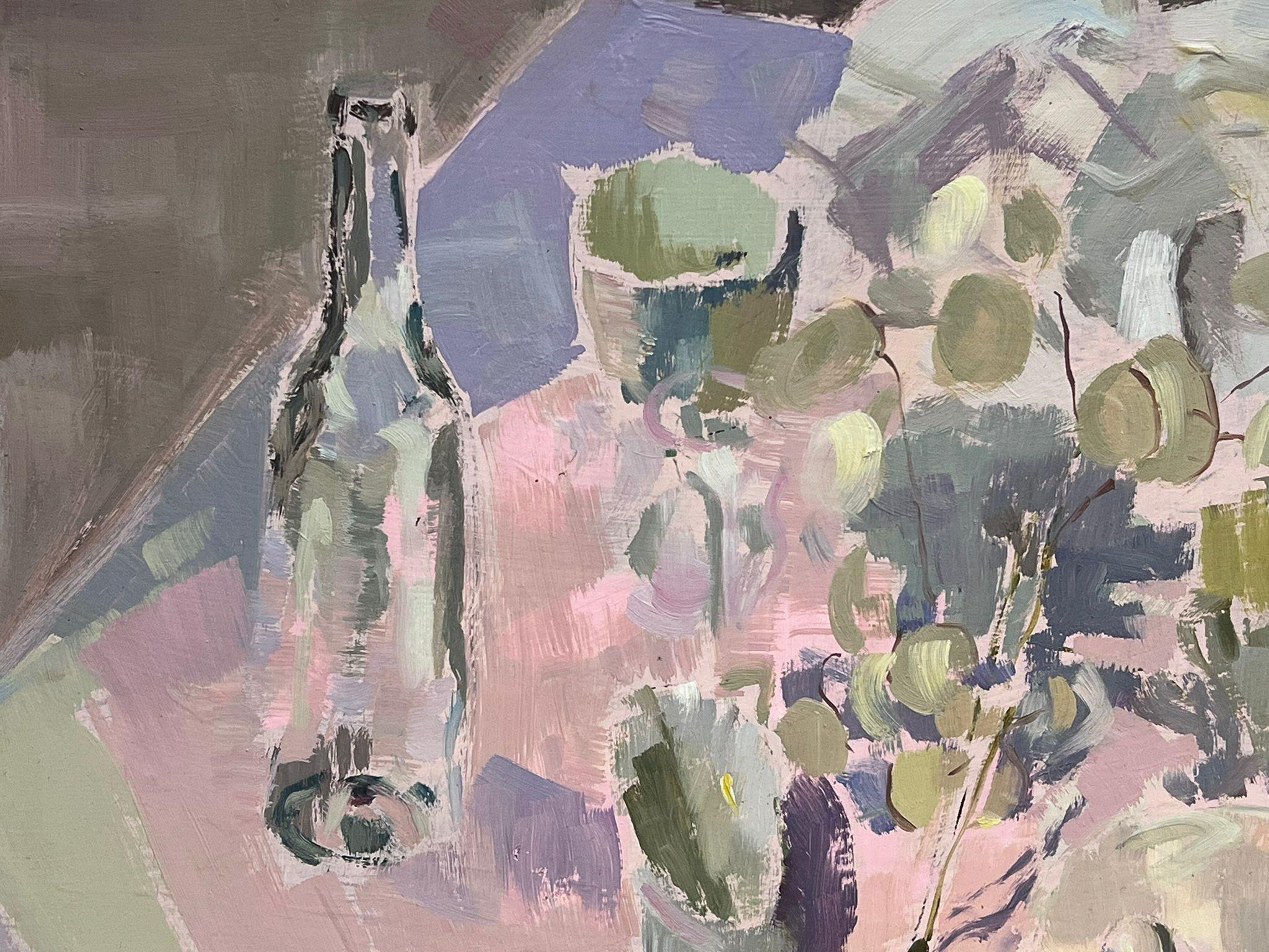 Tavolo da cucina con natura morta impressionista contemporanea e tavolozza pastello morbida - Still-Life Painting Grigio di Helen Greenfield