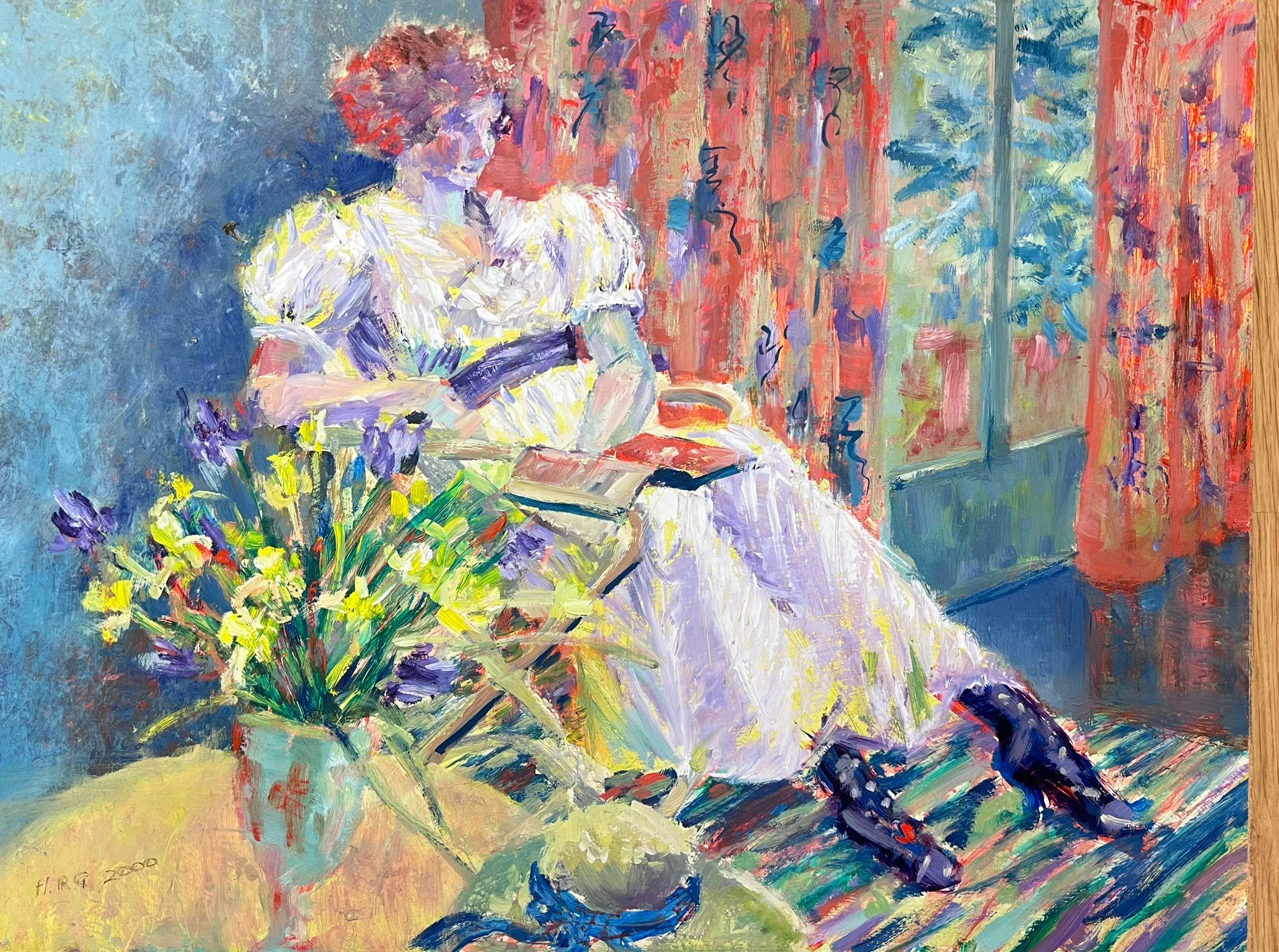 Interior Painting di Helen Greenfield - English Impressionist Oil Painting Signora in abito bianco che legge in una stanza luminosa