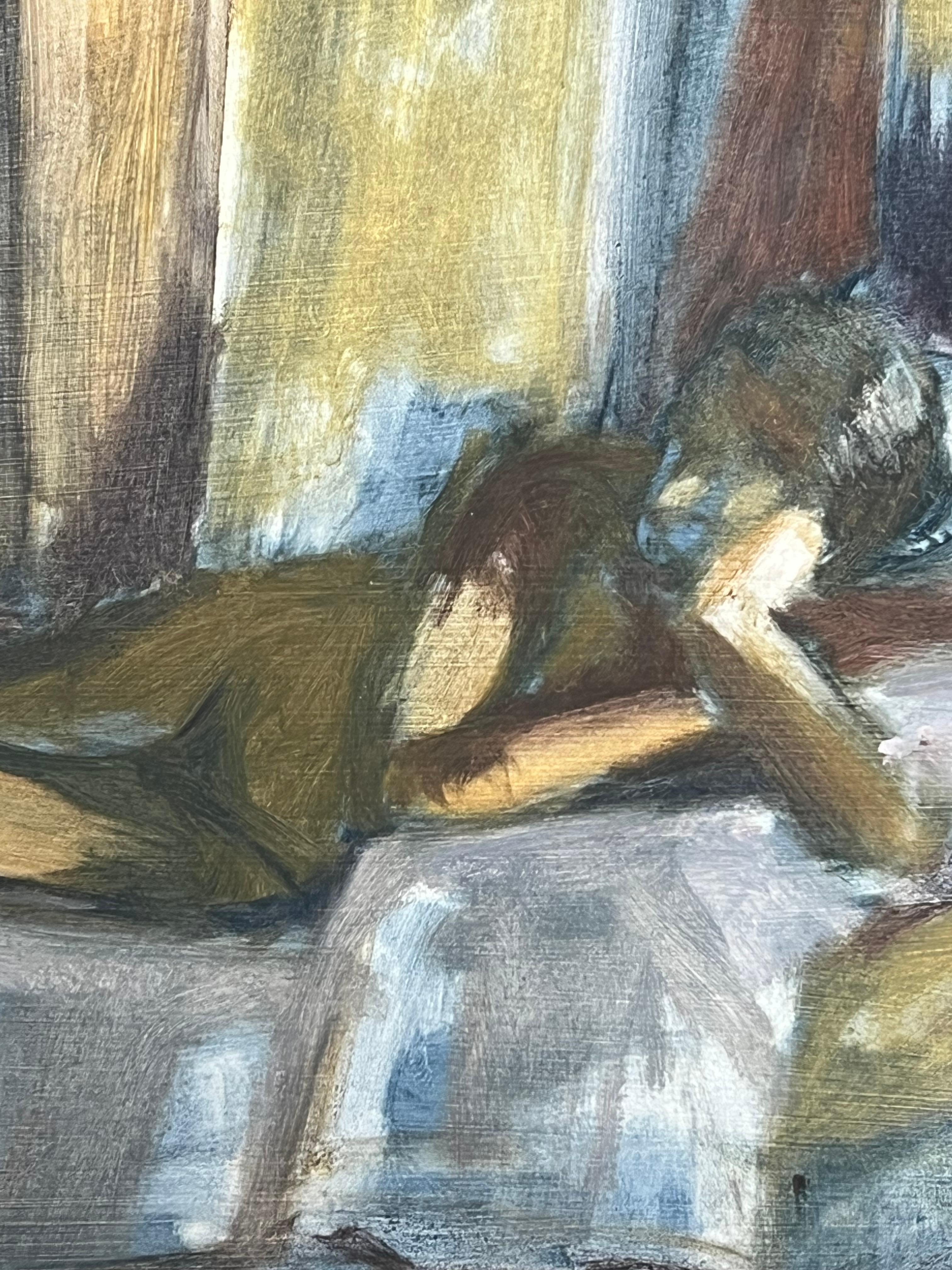 Figure nue dans un intérieur faiblement éclairé se reposant sur un lit avec filtre de lumière solaire en vente 1