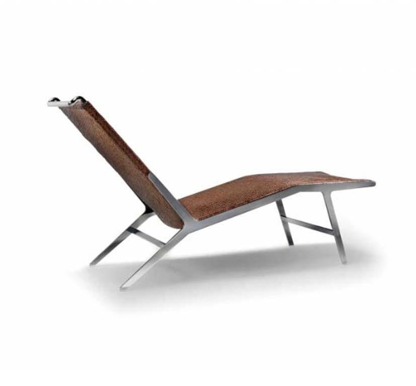 There is no doubt the Helen chaise longue possesses a powerful, bold personality that automatically invests it with star status in any setting. The visual impact of the metal structure and its sinuous silhouette lend the Helen chaise longue striking