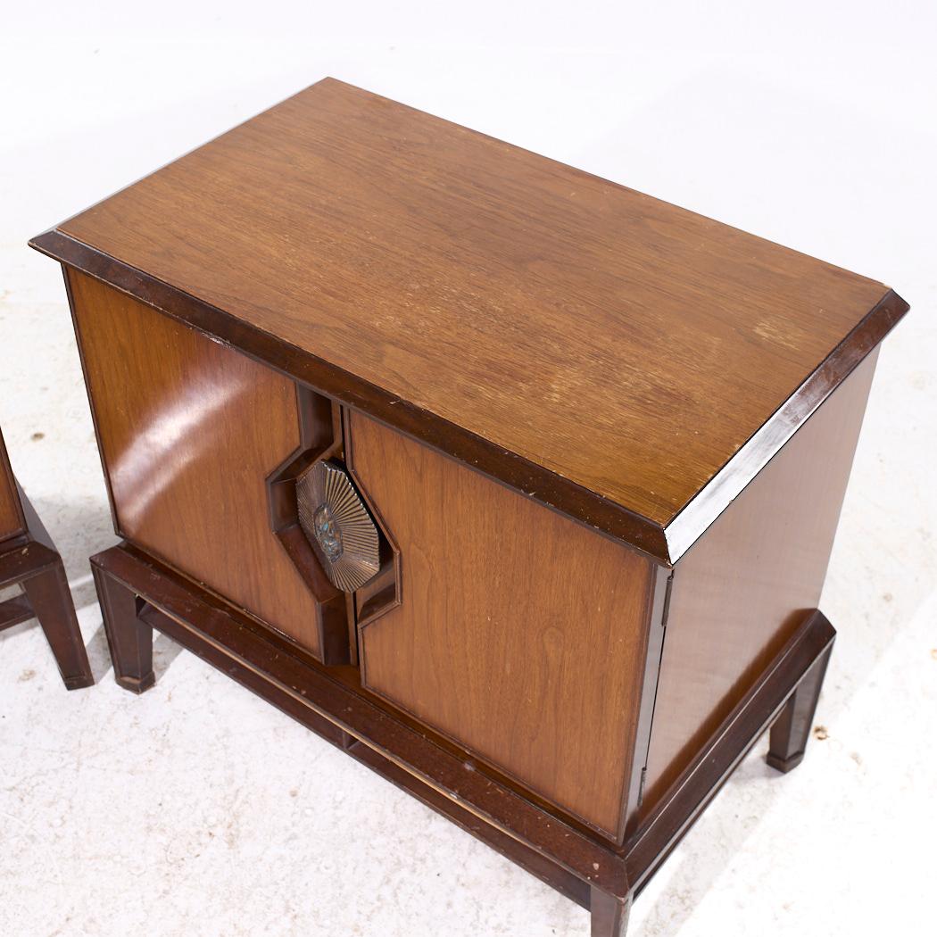 Helen Hobey Baker Mid Century Nussbaum und Wurzelholz Nachttische - Paar im Angebot 3