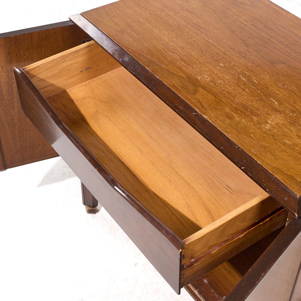 Helen Hobey Baker Mid Century Nussbaum und Wurzelholz Nachttische - Paar im Angebot 6