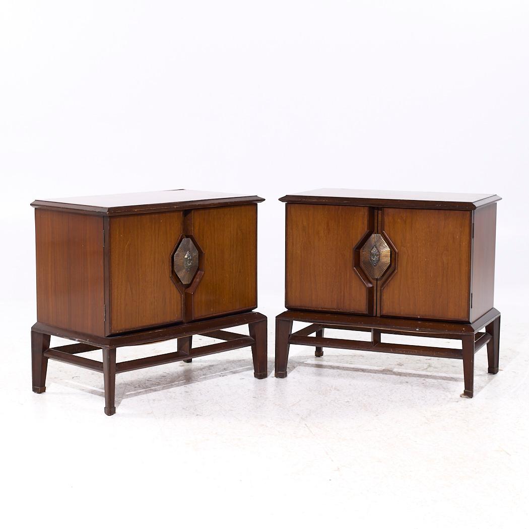Helen Hobey Baker Mid Century Nussbaum und Wurzelholz Nachttische - Paar

Jeder Nachttisch misst: 28 breit x 16,5 tief x 25,5 Zoll hoch

Alle Möbelstücke sind in einem so genannten restaurierten Vintage-Zustand zu haben. Das bedeutet, dass das Stück