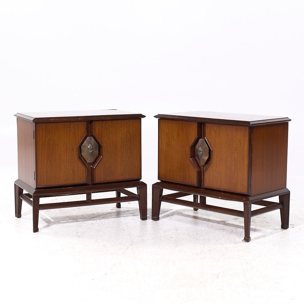 Helen Hobey Baker Mid Century Nussbaum und Wurzelholz Nachttische - Paar (Moderne der Mitte des Jahrhunderts) im Angebot