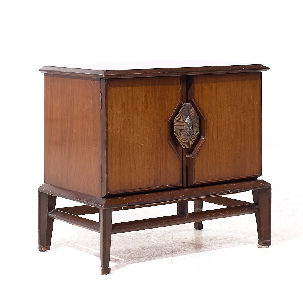 Helen Hobey Baker Mid Century Nussbaum und Wurzelholz Nachttische - Paar (amerikanisch) im Angebot