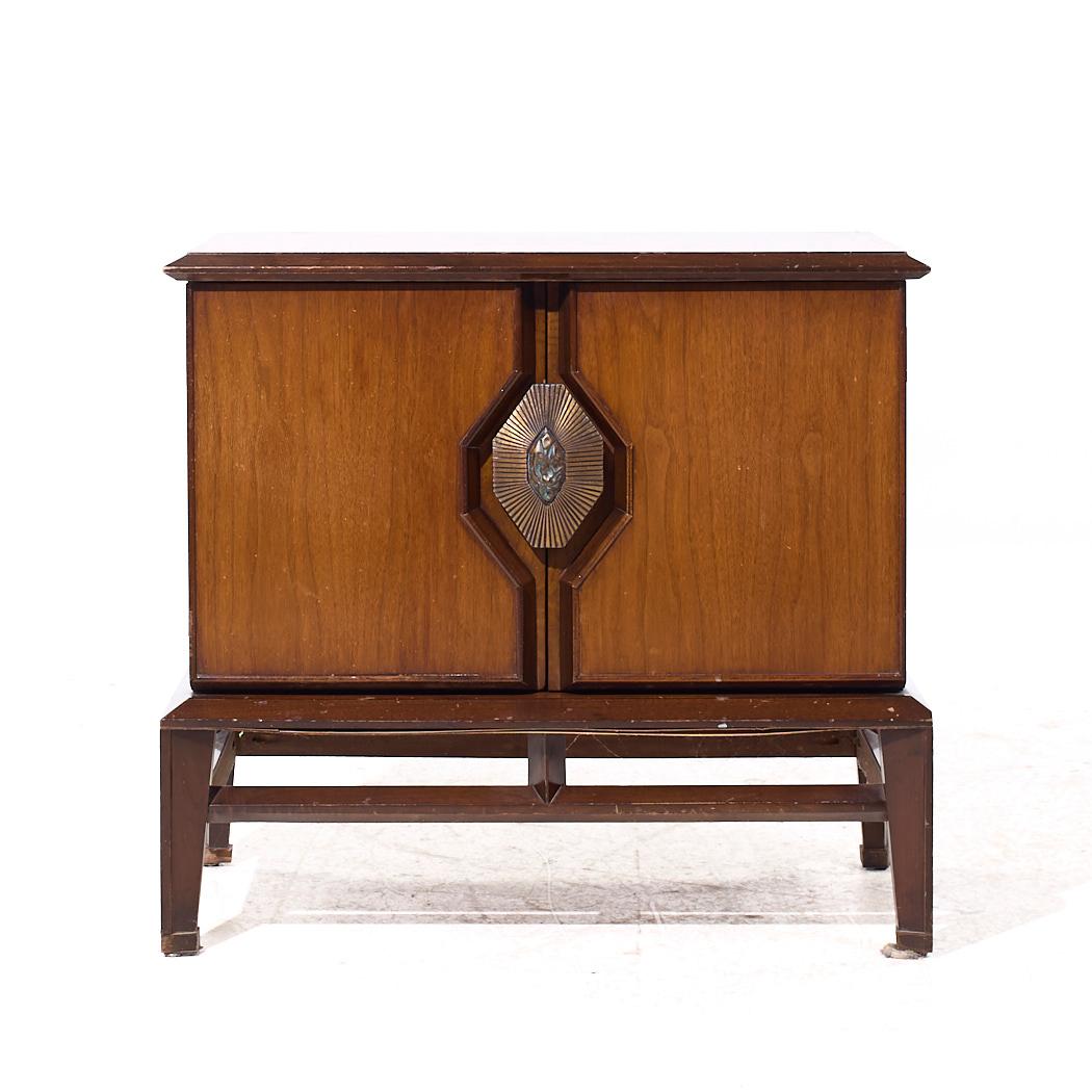 Helen Hobey Baker Mid Century Nussbaum und Wurzelholz Nachttische - Paar im Zustand „Gut“ im Angebot in Countryside, IL
