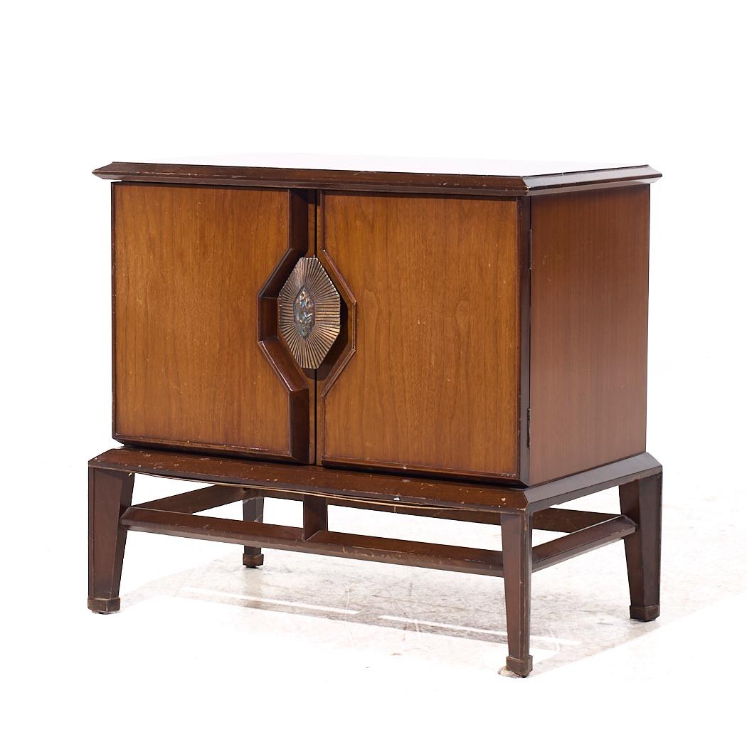 Helen Hobey Baker Mid Century Nussbaum und Wurzelholz Nachttische - Paar (Ende des 20. Jahrhunderts) im Angebot