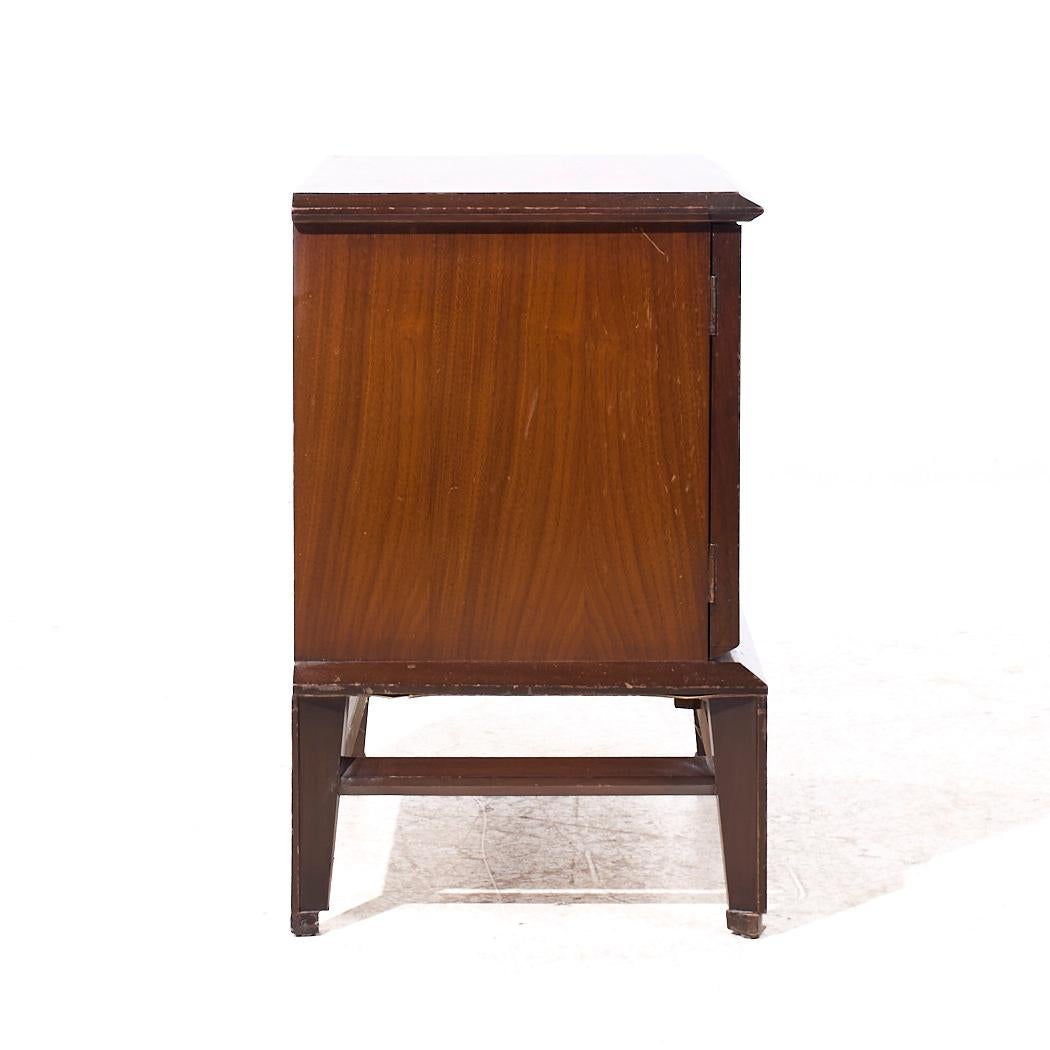 Helen Hobey Baker Mid Century Nussbaum und Wurzelholz Nachttische - Paar (Walnuss) im Angebot