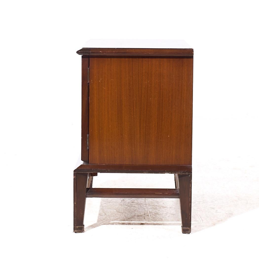 Helen Hobey Baker Mid Century Nussbaum und Wurzelholz Nachttische - Paar im Angebot 1