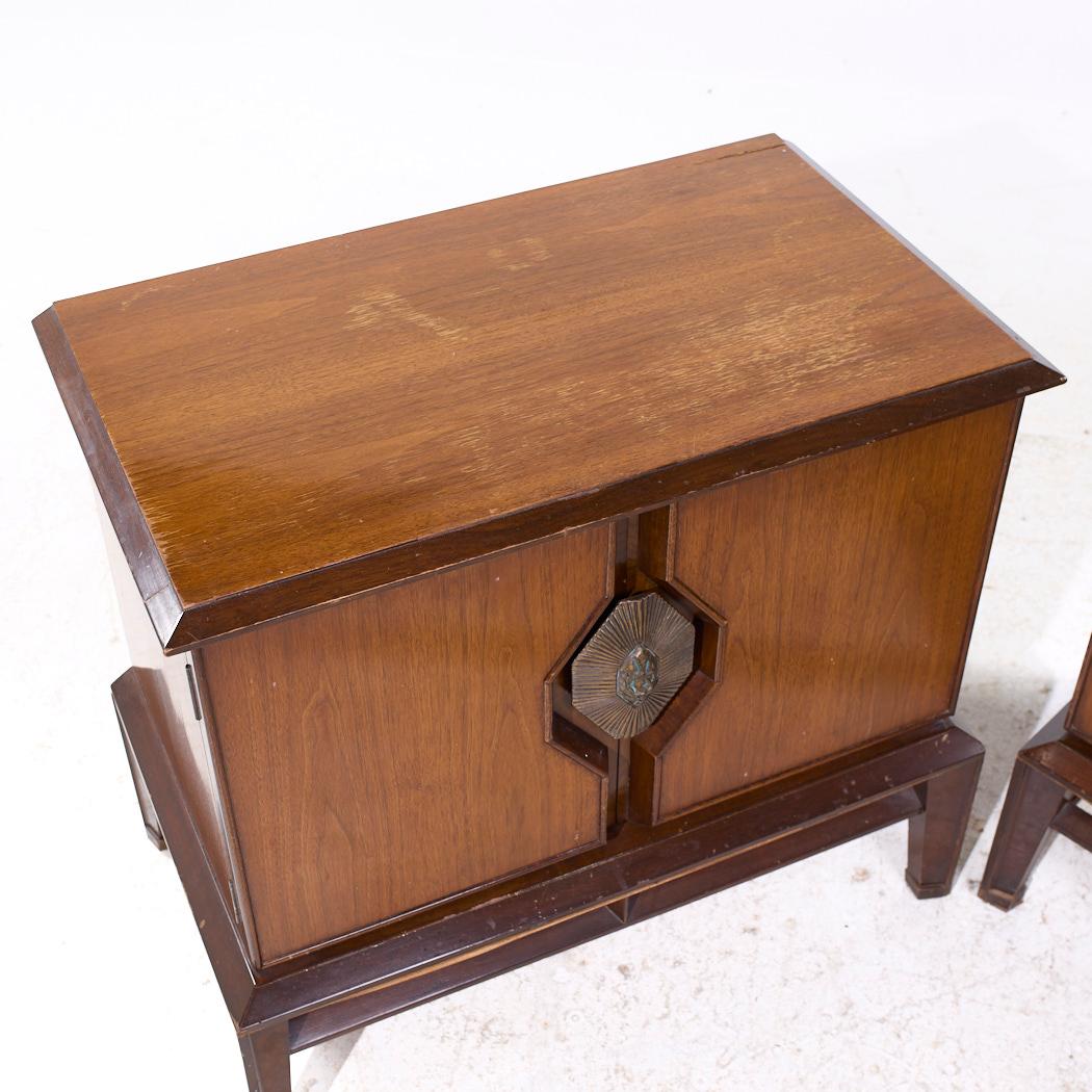 Helen Hobey Baker Mid Century Nussbaum und Wurzelholz Nachttische - Paar im Angebot 2
