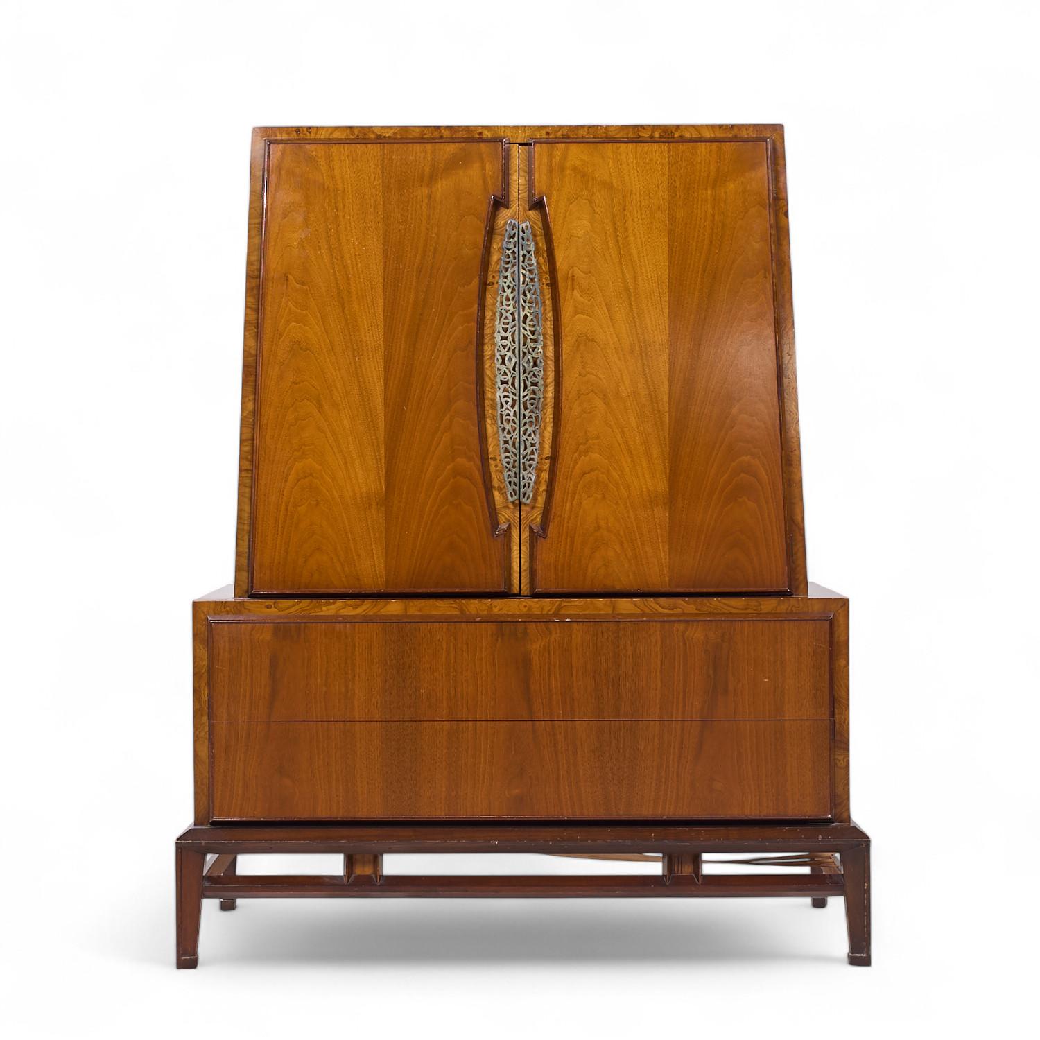 Helen Hobey Baker Cómoda alta de nogal de mediados de siglo

Esta cómoda mide 46 de ancho x 22,25 de fondo x 56,5 pulgadas de alto

Todos los muebles pueden adquirirse en lo que denominamos estado vintage restaurado. Esto significa que la pieza se